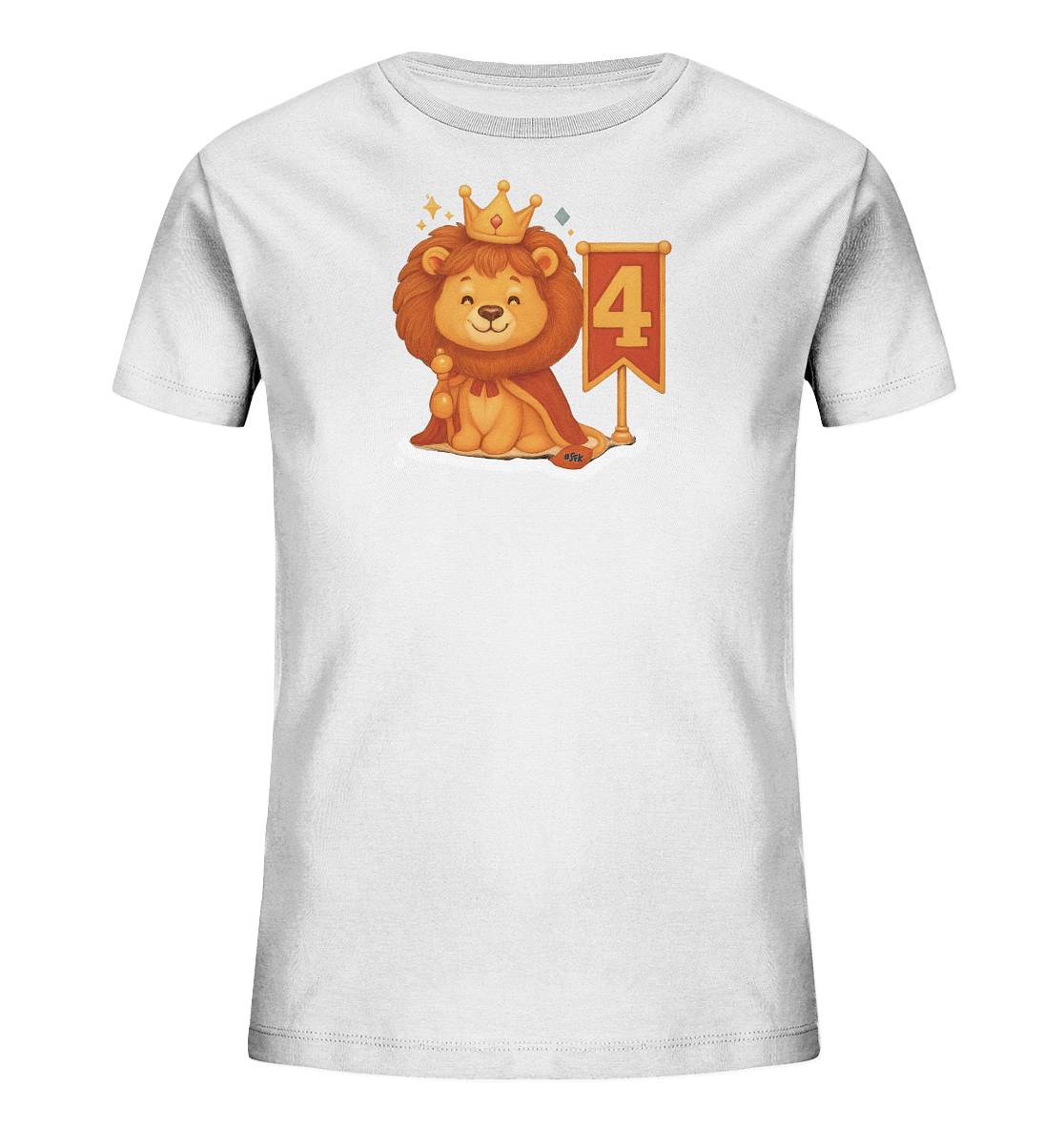 Onlineshop Shirts fuer Kinder - Das Bild zeigt ein weisses Kinder-T-Shirt mit einem niedlichen Grafikdruck auf der Vorderseite. Der Druck stellt einen cartoonhaften Loewenkoenig dar, der eine Krone und einen roten Umhang traegt und einen Zepter haelt. Neben dem Loewen steht ein roter Wimpel mit der grossen Zahl '4', umrahmt von kleinen glitzernden Elementen. Das Design wirkt froehlich und ideal fuer einen vierten Geburtstag.