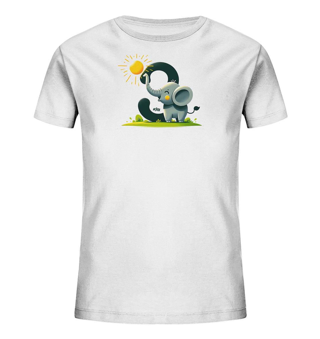 Onlineshop Shirts fuer Kinder - Das Bild zeigt ein weisses T-Shirt fuer Kinder mit einem farbenfrohen Comic-Motiv. Ein niedlicher kleiner Elefant steht vor einer grossen Zahl Drei. Der Elefant streckt seinen Ruessel zu einer lachenden Sonne aus. Gruene Wiese und kleine Pflanzen runden das verspielte Design ab.