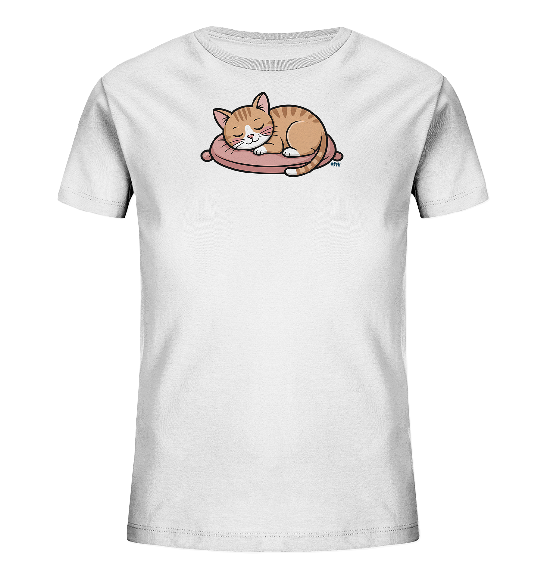 Onlineshop Shirts fuer Kinder - Das Bild zeigt ein weisses Kinder-T-Shirt mit einem niedlichen Aufdruck einer schlafenden Katze. Die Katze ist orangebraun gestreift und liegt entspannt auf einem rosafarbenen Kissen. Ihr Gesichtsausdruck ist friedlich, mit geschlossenen Augen und einem leichten Laecheln. Dieses Design verleiht dem Shirt einen ruhigen und charmanten Charakter, ideal fuer kleine Tierfreunde.