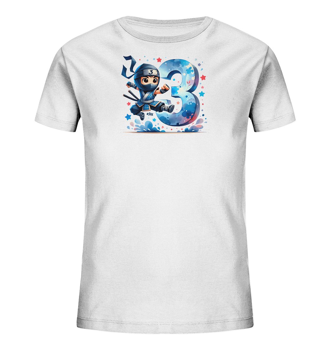 Onlineshop Shirts fuer Kinder - Das Bild zeigt ein weisses T-Shirt fuer Kinder mit einem dynamischen Motiv. Ein kleiner Cartoon-Ninja in blauem Outfit springt ueber eine grosse, stilisierte Zahl '3'. Die '3' ist in Blautoenen mit rosa und weissen Akzenten sowie Sternen gefuellt. Das Design wirkt lebhaft und farbenfroh.