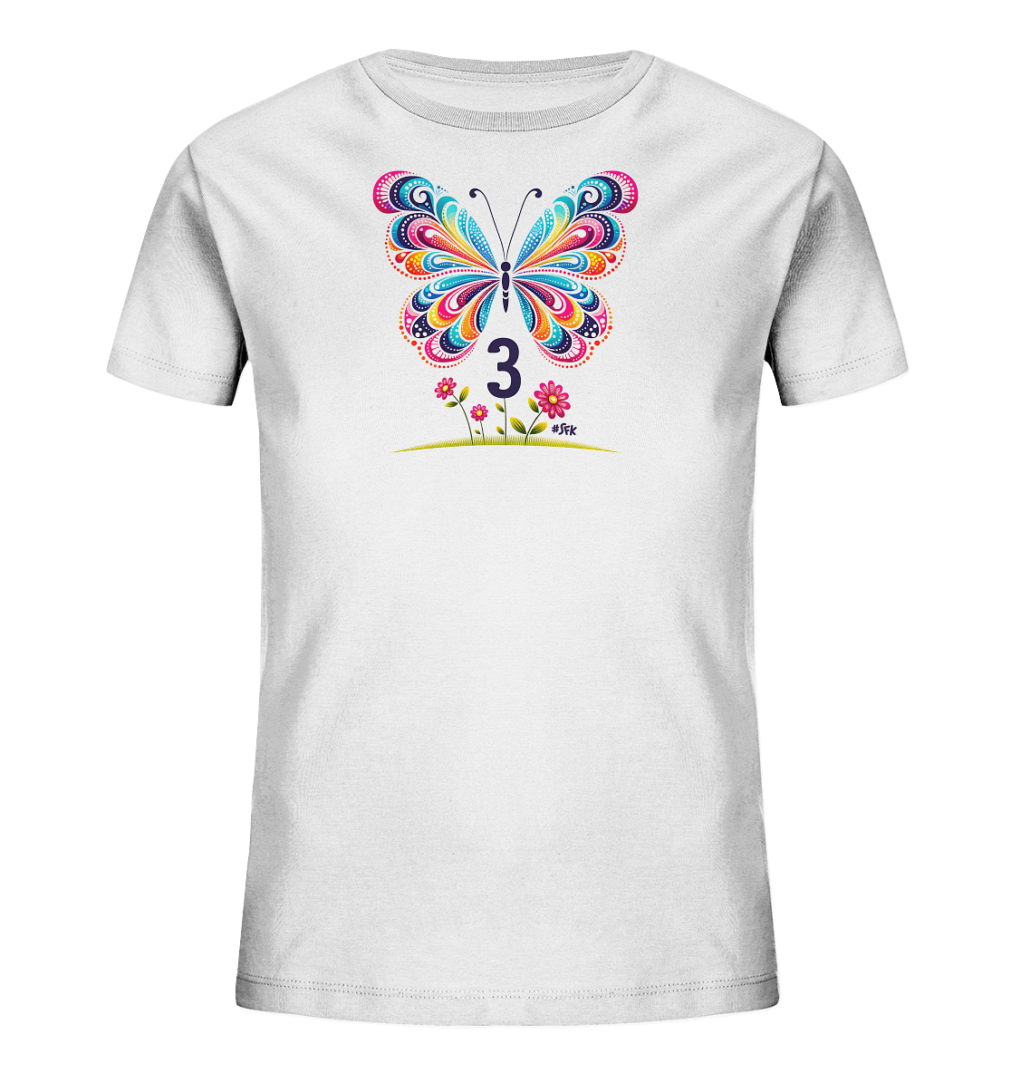 Onlineshop Shirts fuer Kinder - Dieses weisse Kinder-T-Shirt zeigt ein farbenfrohes Motiv mit einem grossen, detailreichen Schmetterling. Darunter ist die Zahl '3' in dunkler Farbe platziert. Kleine rosa Blumen und gruenes Gras runden das froehliche Design ab.