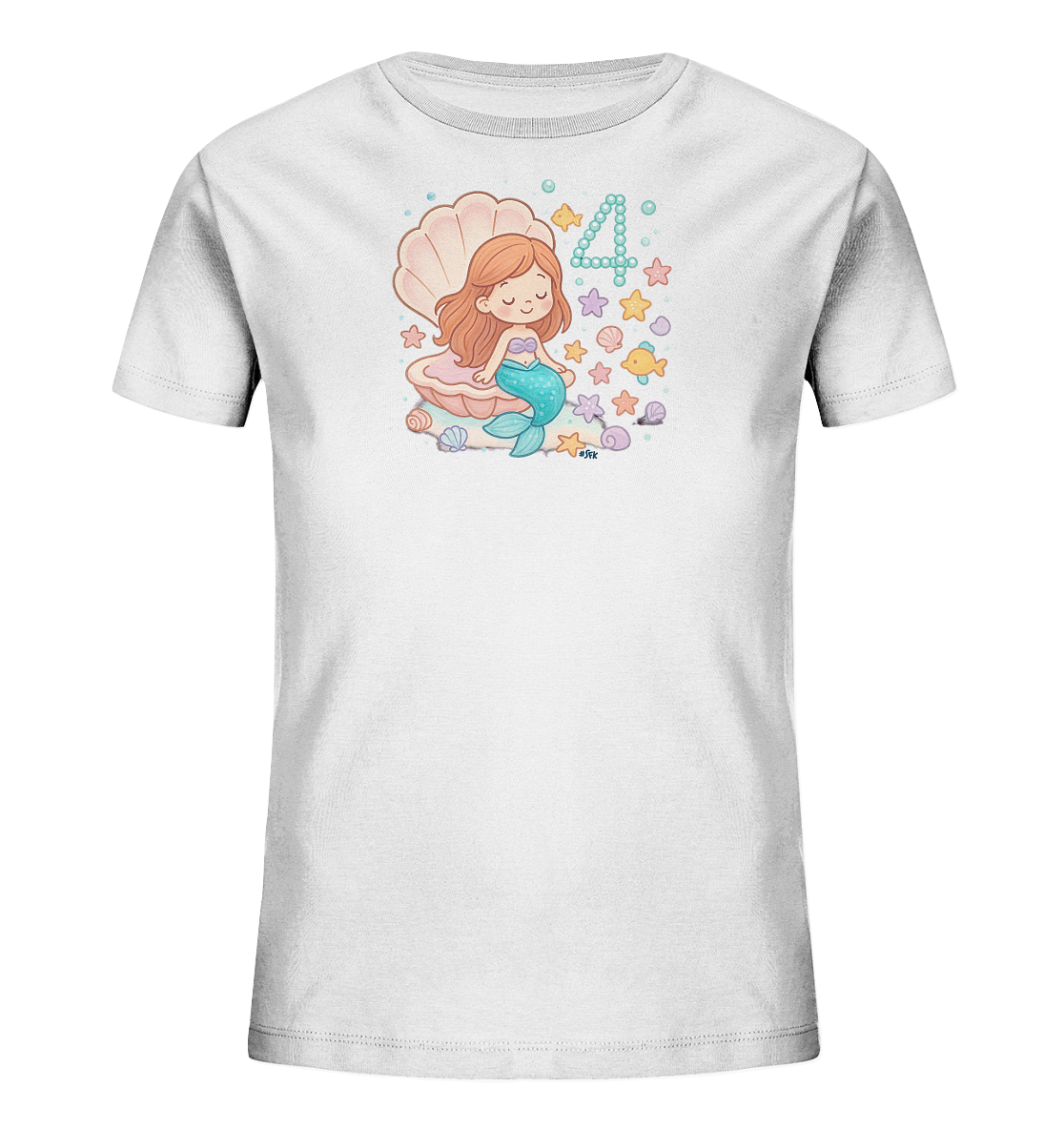 Onlineshop Shirts fuer Kinder - Das Bild zeigt ein weisses Kinder-T-Shirt mit einem bezaubernden Meerjungfrauenmotiv. Die Meerjungfrau sitzt in einer Muschel, umgeben von Seesternen, Muscheln und Fischen. Die Zahl 4, gebildet aus blauen Kreisen, ist prominent neben ihr platziert. Dieses verspielte Design ist maritim und froehlich gestaltet.