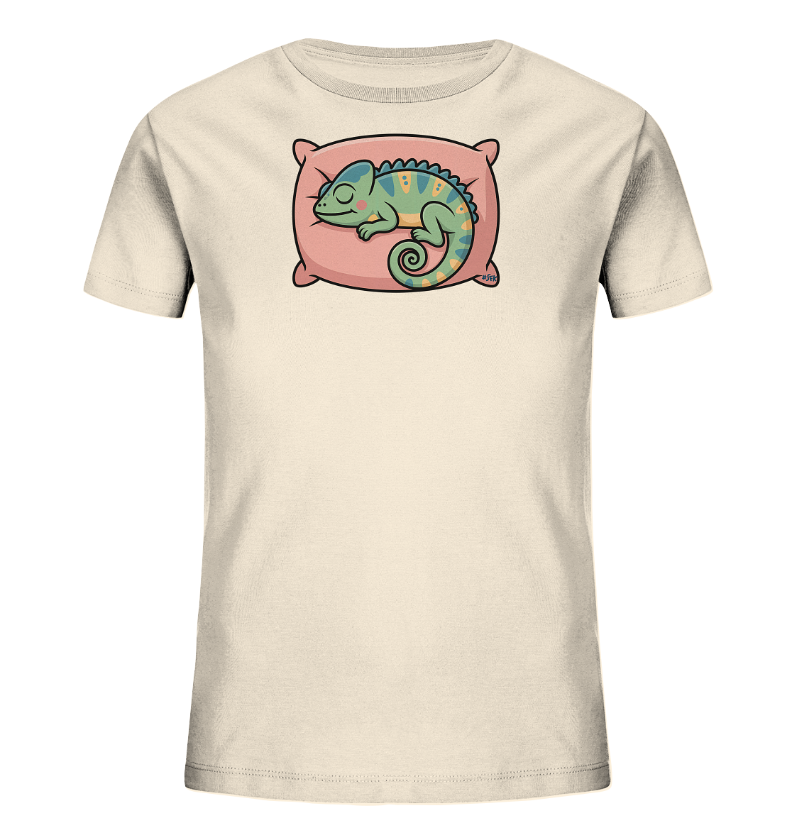Onlineshop Shirts fuer Kinder - Das Bild zeigt ein hellbeiges Kinder-T-Shirt mit einem niedlichen Motiv. Darauf ist ein schlafendes Chamaeleon in Gruen- und Blautoenen zu sehen, das gemuetlich auf einem rosa Kissen liegt. Das Chamaeleon hat gelbe Muster und einen eingerollten Schwanz, was dem Design eine entspannte und verspielte Note verleiht.