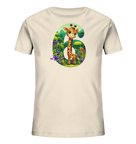 Onlineshop Shirts fuer Kinder - Das Bild zeigt ein hellbeiges Kinder-T-Shirt mit einem farbenfrohen Aufdruck auf der Vorderseite. Der Aufdruck stellt die Zahl '6' dar, gefuellt mit einer Dschungelszene, in der eine laechelnde Cartoon-Giraffe steht. Die Szene umfasst gruene Pflanzen, Blumen und Berge im Hintergrund. Das Design wirkt froehlich und detailreich.