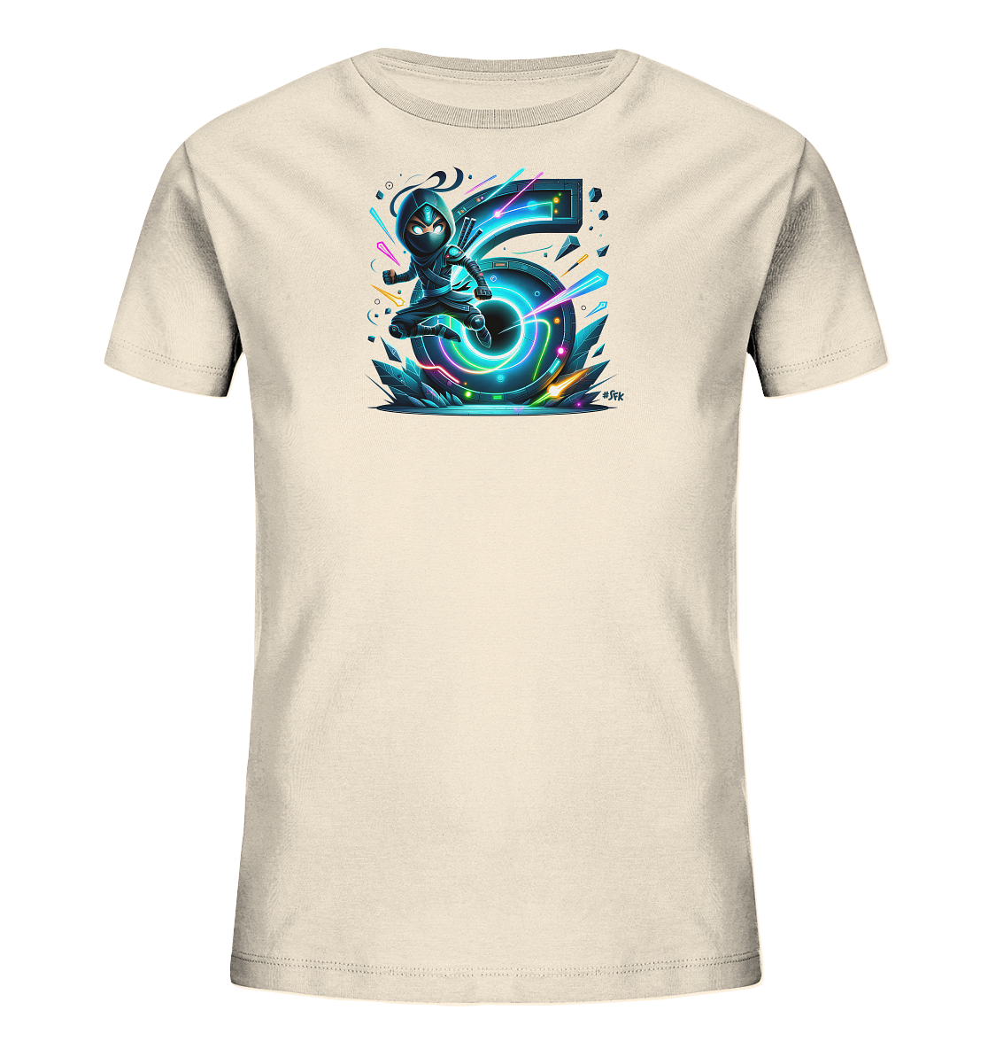 Onlineshop Shirts fuer Kinder - Das Bild zeigt ein beigefarbenes T-Shirt fuer Kinder. Auf der Vorderseite ist eine futuristisch gestaltete Zahl '6' in leuchtenden Neonfarben wie Blau und Gruen abgebildet. Daneben springt eine kleine Figur in dunklem Gewand in einer dynamischen Pose. Das Design wird von leuchtenden Linien und kristallartigen Elementen ergaenzt.