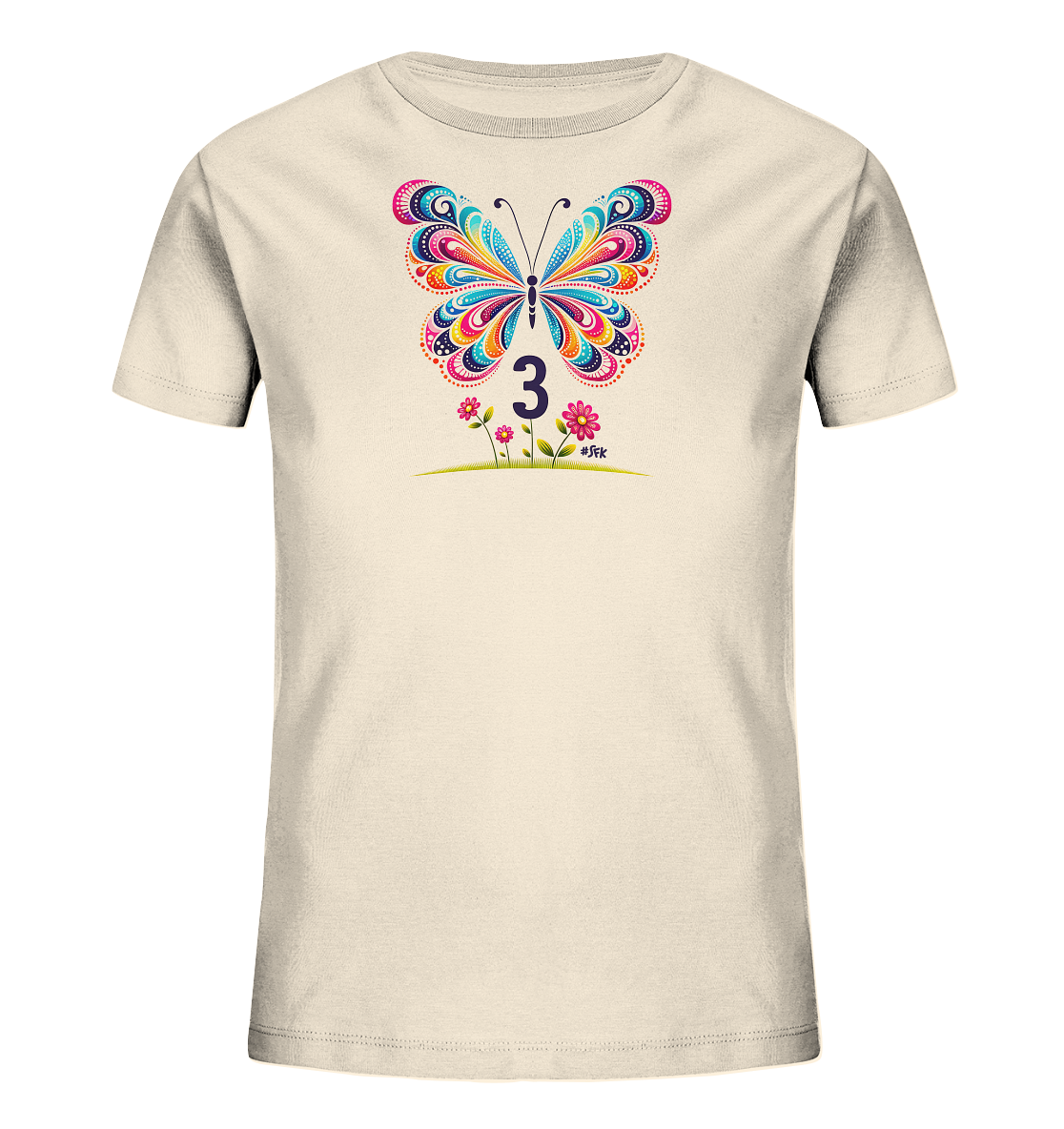 Onlineshop Shirts fuer Kinder - Das Bild zeigt ein cremefarbenes Kinder T-Shirt. Auf der Vorderseite ist eine grosse, farbenfrohe Schmetterlingsgrafik mit verschiedenen Mustern. Unterhalb des Schmetterlings ist die dunkle Zahl "3" platziert. Darunter befinden sich zwei rosa Blumen mit gruenen Staengeln, die auf einer Grasflaeche stehen.
