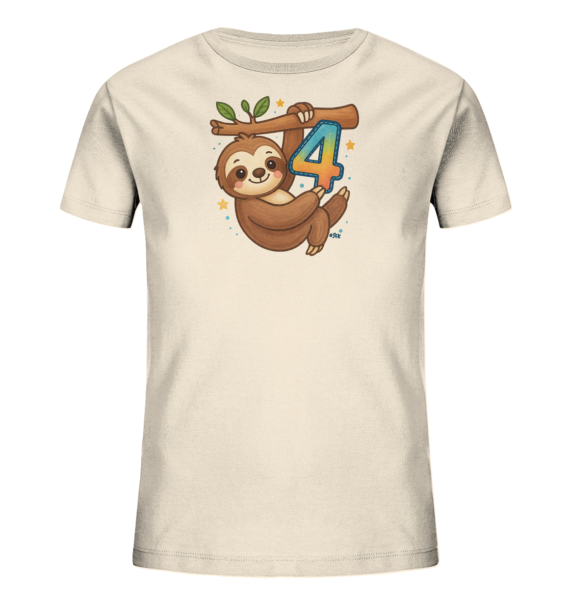 Onlineshop Shirts fuer Kinder - Das Bild zeigt ein helles Kinder-T-Shirt mit einem charmanten Motiv. Ein niedliches Cartoon-Faultier haengt an einem Ast und haelt eine grosse, bunte Zahl Vier. Kleine Blaetter schmuecken den Ast, waehrend Sterne und Punkte das verspielte Design umgeben. Die Illustration hat einen froehlichen und bunten Charakter.