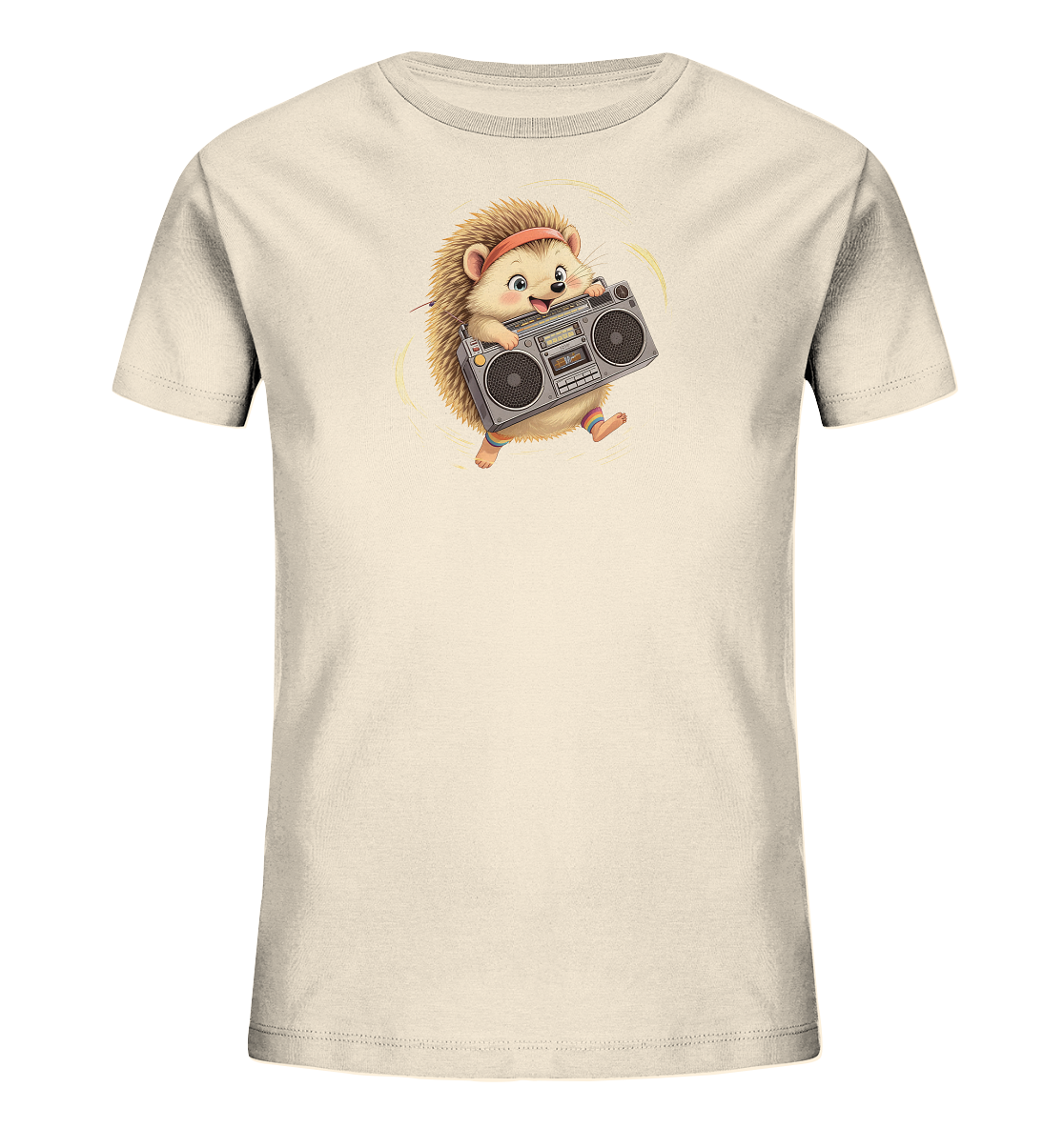 Onlineshop Shirts fuer Kinder - Das Bild zeigt ein cremefarbenes Kinder-T-Shirt mit einem charmanten Igel-Motiv auf der Vorderseite. Der Igel ist mit einem roten Stirnband und bunten Socken dargestellt, waehrend er dynamisch einen grauen Ghettoblaster haelt. Gelbe Linien um den Igel herum betonen die Bewegung und verleihen dem Design einen verspielten Ausdruck. Die Illustration wirkt lebendig und ansprechend fuer Kinder.