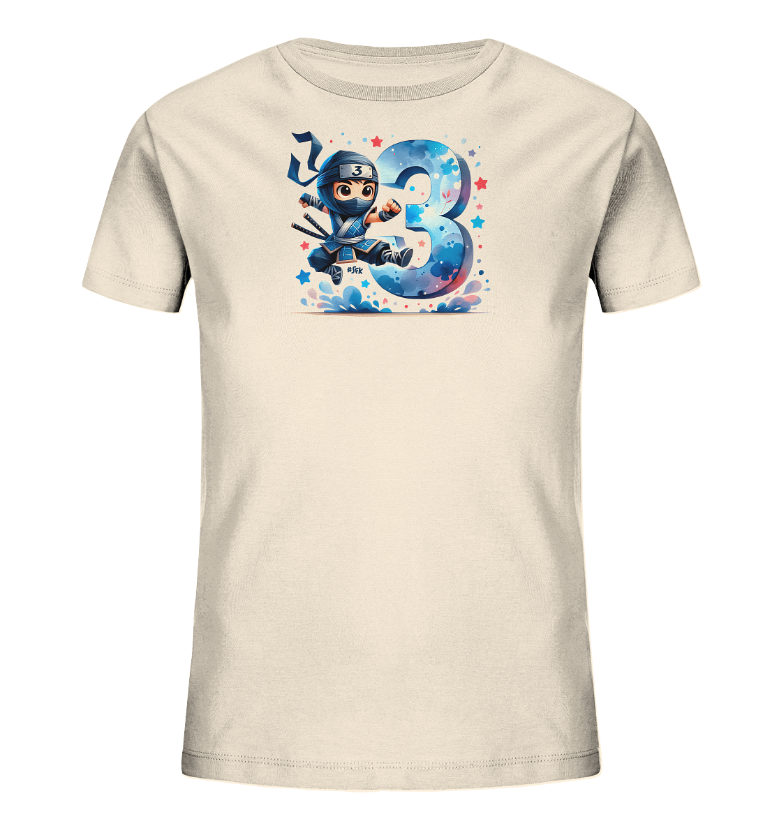 Onlineshop Shirts fuer Kinder - Dieses beigefarbene Kinder T-Shirt zeigt eine verspielte Illustration. Ein kleiner, springender Cartoon-Ninja in blauer Kleidung ist abgebildet. Rechts daneben befindet sich die grosse Zahl 3 in blauen und roten Farbtoenen. Sterne und Farbspritzer umgeben das Motiv.