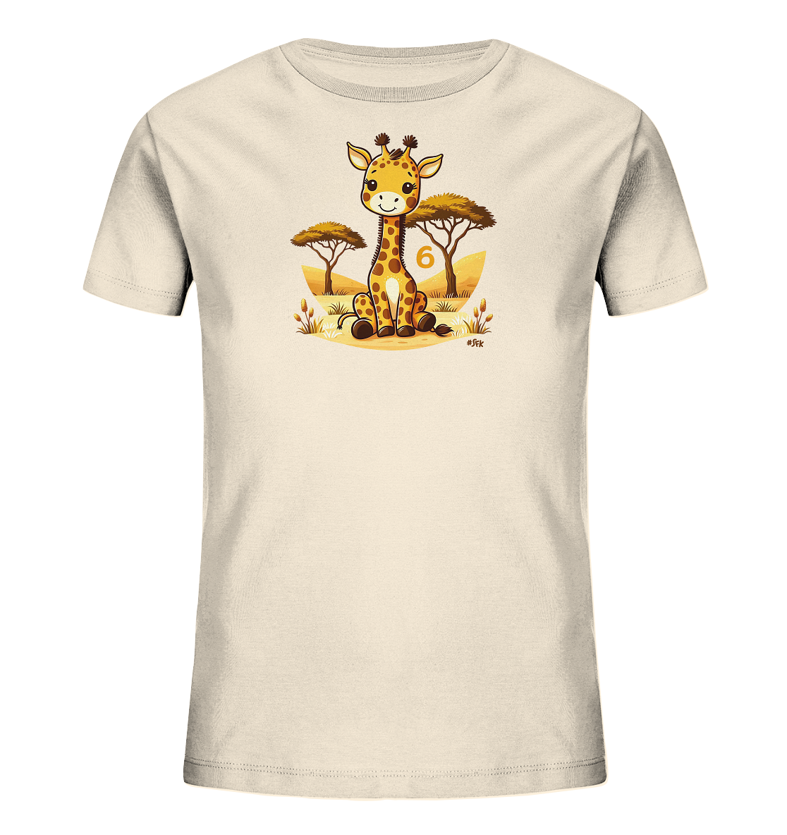 Onlineshop Shirts fuer Kinder - Das Bild zeigt ein beiges T-Shirt fuer Kinder mit einem niedlichen Print. Darauf ist eine lachende Cartoon-Giraffe in sitzender Position abgebildet. Hinter der Giraffe sind zwei Savannenbaeume und die Zahl '6' zu sehen. Das Design wird durch einen stilisierten Sonnenuntergang im Hintergrund ergaenzt und wirkt froehlich.