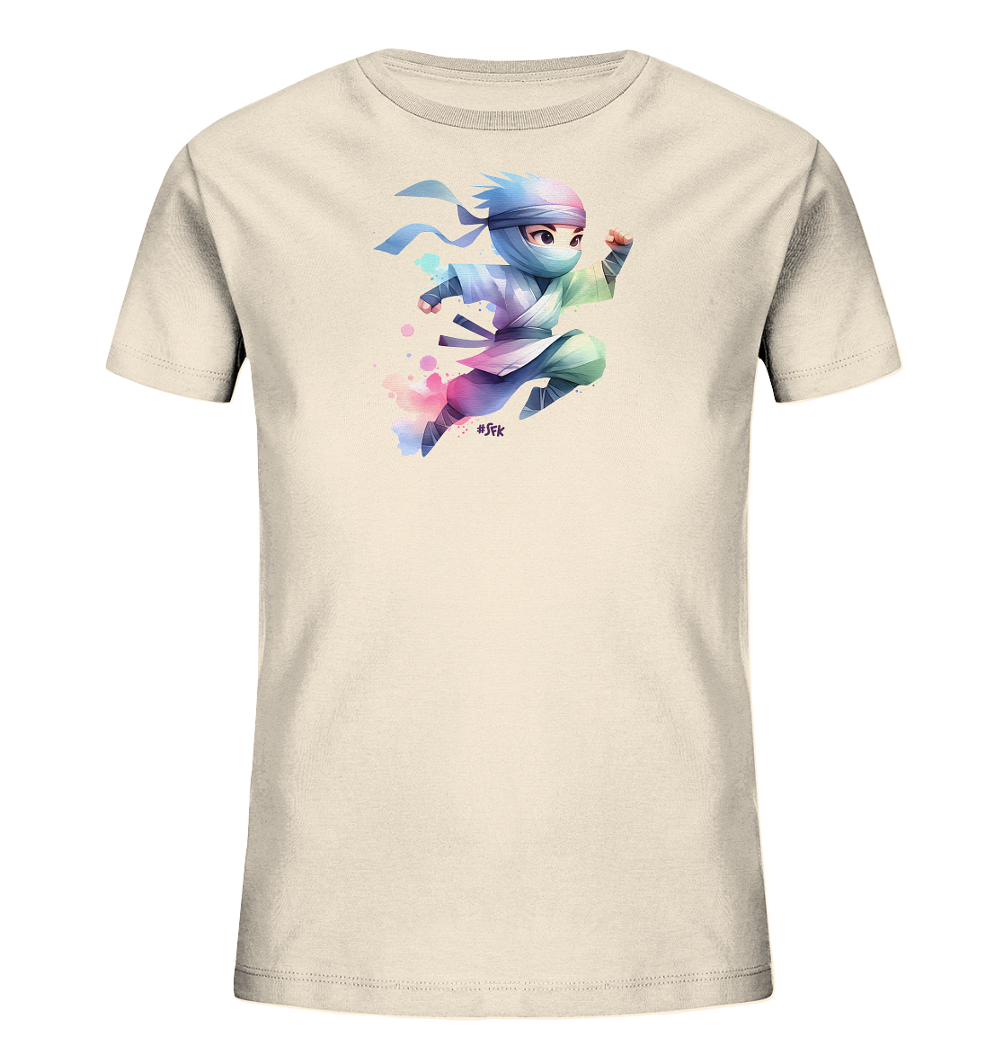 Onlineshop Shirts fuer Kinder - Das Bild zeigt ein beiges Kinder T-Shirt mit einem farbenfrohen Druck. Die Grafik stellt einen springenden Cartoon-Ninja dar, der in einer dynamischen Pose gezeigt wird. Der Ninja traegt eine Maske und Kleidung in Schattierungen von Blau und Violett, umgeben von abstrakten Farbspritzern in Rosa, Blau und Lila. Das Design wirkt actionreich und modern.