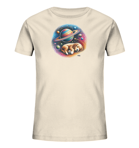 Onlineshop Shirts fuer Kinder - Dieses Bild zeigt ein cremefarbenes Kinder-T-Shirt mit einem grossen, runden Aufdruck auf der Vorderseite. Der Aufdruck zeigt einen schlafenden Welpen in einem fantastischen Weltraumsetting. Man sieht einen bunten Planeten mit Ringen, umgeben von weiteren Himmelskoerpern und Sternen. Das Design wirkt vertraeumt und farbenfroh.