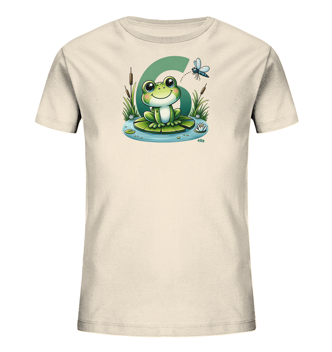 Onlineshop Shirts fuer Kinder - Das Bild zeigt ein cremefarbenes T-Shirt fuer Kinder mit einem froehlichen Motiv. Darauf ist ein laechelnder Frosch auf einem Seerosenblatt im Wasser abgebildet. Im Hintergrund ist die Zahl 6 zusammen mit Schilfgras und einer Libelle zu sehen. Das verspielte Design eignet sich hervorragend fuer kleine Entdecker.