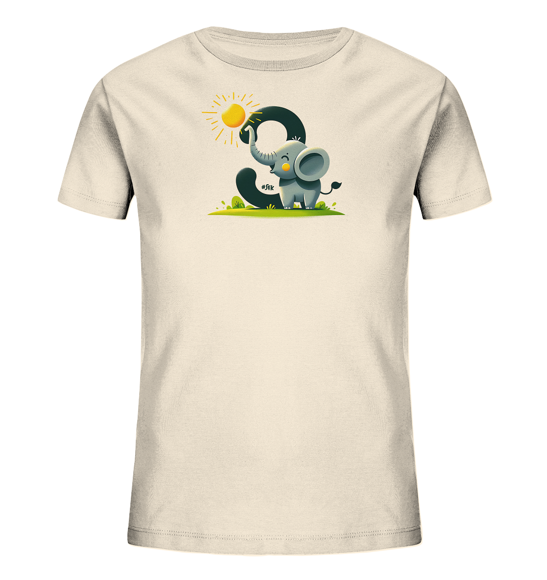 Onlineshop Shirts fuer Kinder - Das Bild zeigt ein cremefarbenes T-Shirt fuer Kinder mit einem niedlichen Motiv. Ein kleiner, grauer Elefant steht neben einer grossen, dunklen Zahl 3 und streckt seinen Ruessel nach einer leuchtenden, stilisierten Sonne aus. Das Design umfasst auch gruene Akzente, die Gras darstellen, und vermittelt eine froehliche Atmosphaere.
