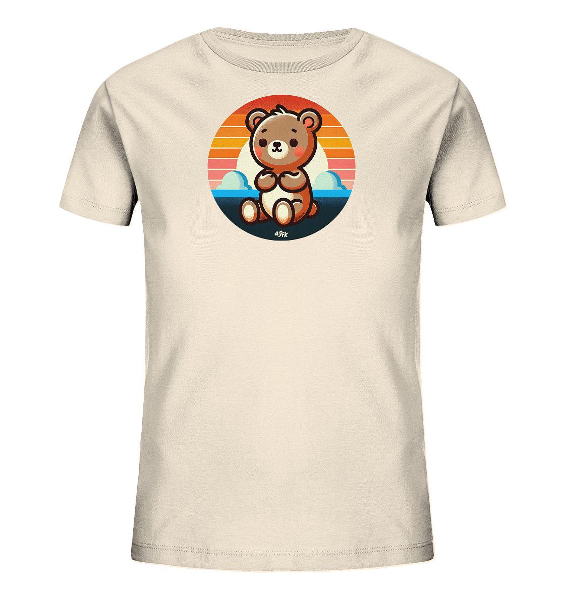Onlineshop Shirts fuer Kinder - Das Bild zeigt ein hellbeiges Kinder-T-Shirt. Auf der Vorderseite befindet sich eine runde Grafik mit einem niedlichen Cartoon-Baer. Der Baer sitzt vor einem bunten Sonnenuntergang mit Wolken und Wasser. Das Design wirkt froehlich und ansprechend fuer Kinder.