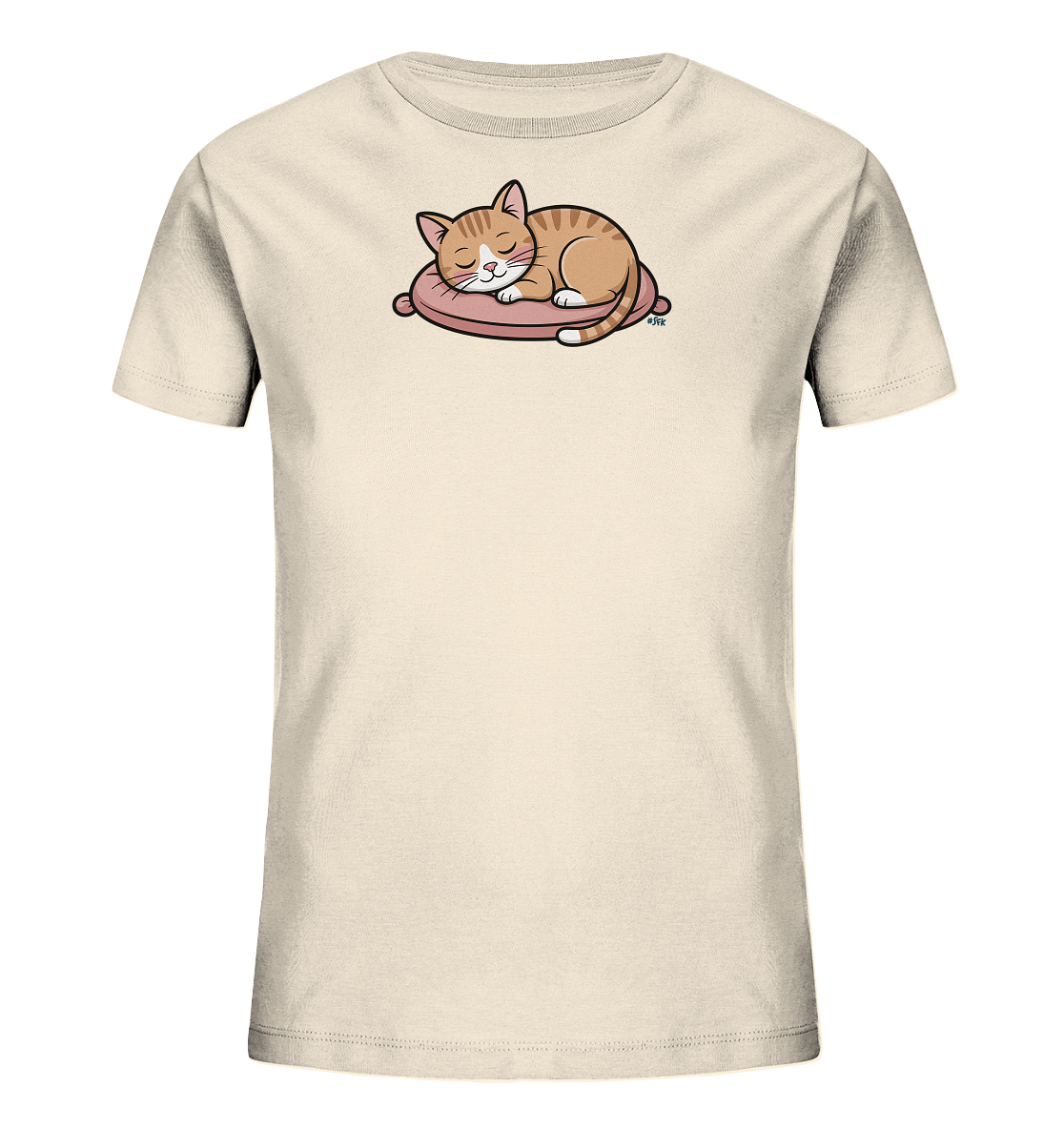 Onlineshop Shirts fuer Kinder - Das Bild zeigt ein hellbeiges Kinder-T-Shirt. Auf der Vorderseite ist eine niedliche, schlafende Katze abgebildet. Die orange-braun gestreifte Katze liegt friedlich zusammengerollt auf einem rosafarbenen Kissen. Das Motiv wirkt ruhig und verspielt, ideal fuer ein Kinderoutfit.