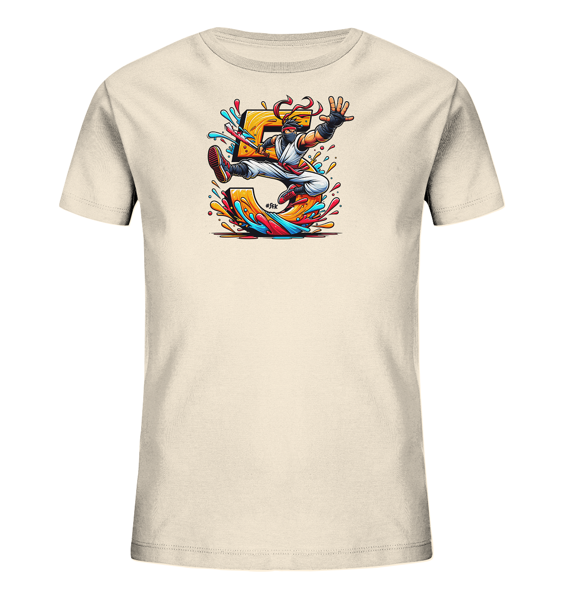 Onlineshop Shirts fuer Kinder - Das Bild zeigt ein beigefarbenes Kinder T-Shirt mit einem farbenfrohen Aufdruck. Im Zentrum des Designs steht die grosse Zahl '5' in Gelb, um die herum bunte Farbspritzer zu sehen sind. Eine dynamische Figur, die an einen Ninja erinnert, springt ueber die Zahl. Dieses Motiv verleiht dem Shirt einen lebendigen und sportlichen Look.