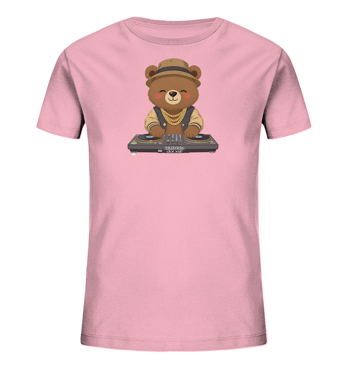 Onlineshop Shirts fuer Kinder - Das Bild zeigt ein hellrosafarbenes Kinder-T-Shirt mit einem niedlichen Baerenmotiv auf der Vorderseite. Der Baer traegt einen Hut, eine goldene Kette und eine College-Jacke. Er ist als DJ dargestellt und steht laechelnd hinter einem Mischpult mit Plattenspielern. Dieses Design verleiht dem Shirt einen verspielten und musikalischen Charakter.