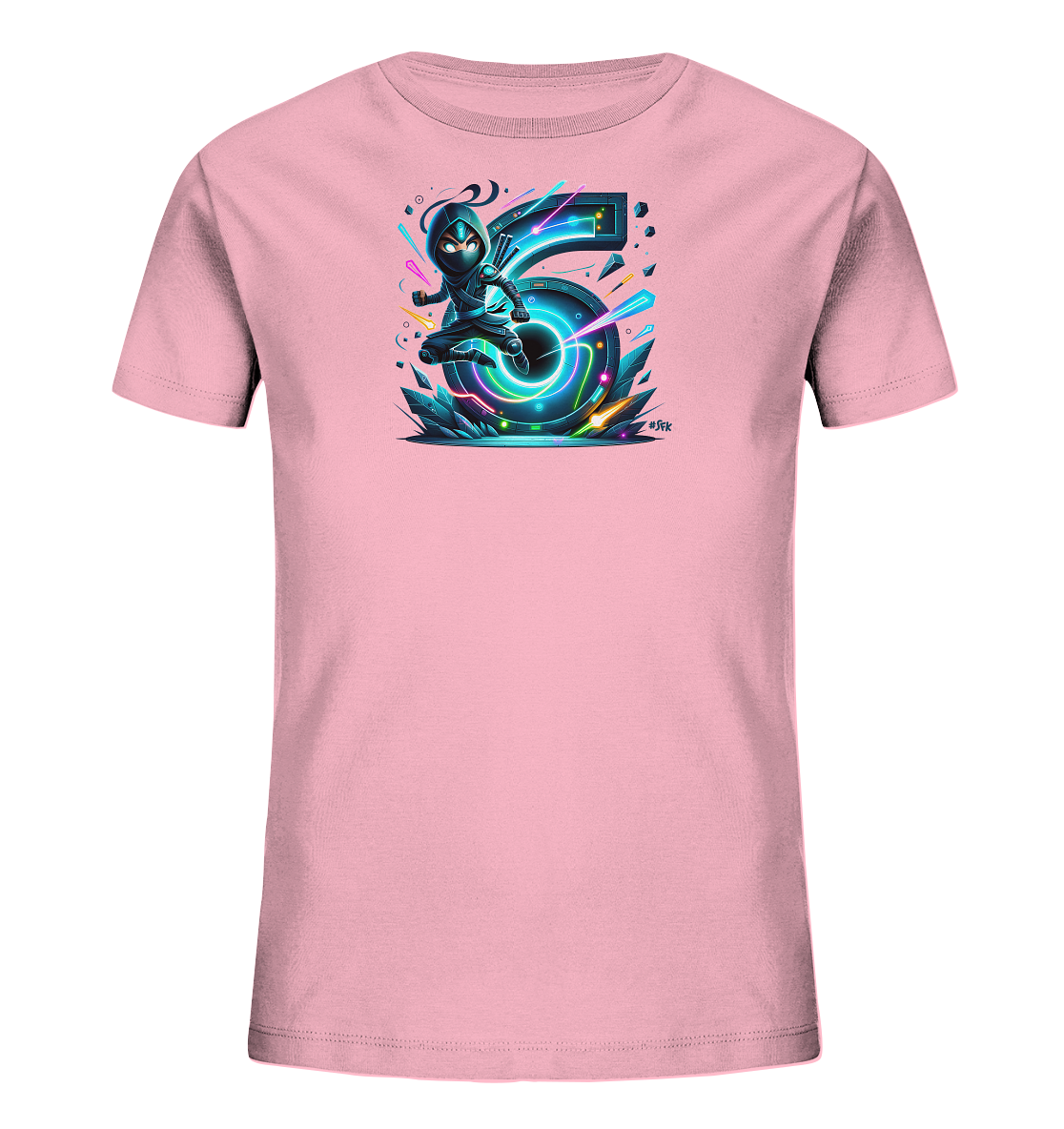 Onlineshop Shirts fuer Kinder - Dieses pinkfarbene Kinder-T-Shirt praesentiert eine dynamische Grafik eines coolen Ninjas. Der Ninja springt ueber eine grosse, stilisierte Zahl 5, die von leuchtenden Neonfarben und futuristischen Elementen umgeben ist. Das Design umfasst auch kristalline Formen und geometrische Akzente, die einen energiegeladenen Look erzeugen. Es ist ein auffaelliges Motiv, das Bewegung und Action vermittelt.