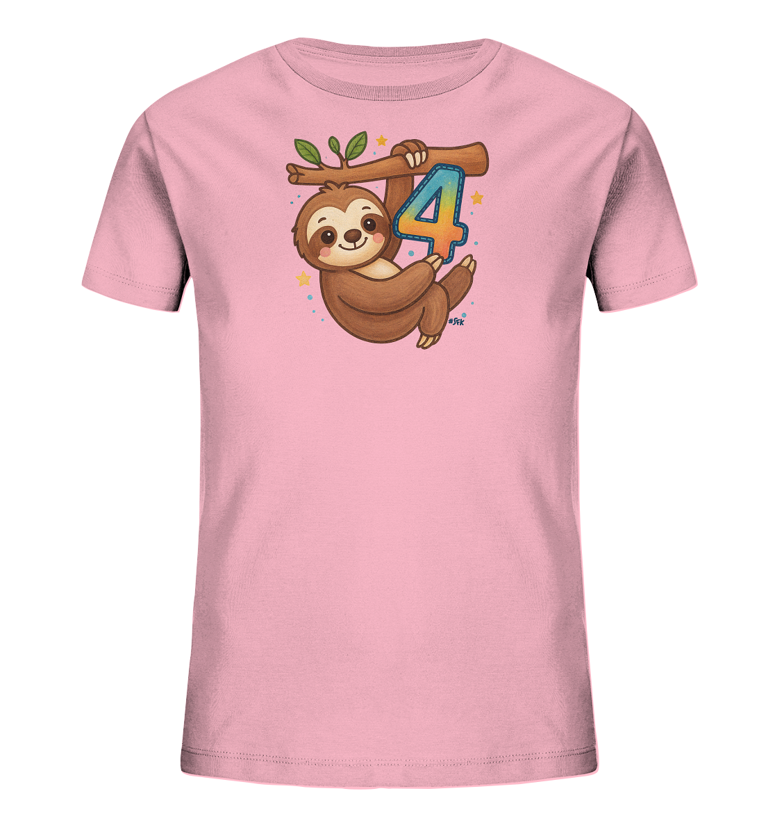 Onlineshop Shirts fuer Kinder - Das Bild zeigt ein rosafarbenes T-Shirt fuer Kinder mit einem suessen Faultier-Motiv. Ein froehliches Faultier haengt an einem Ast neben der farbenfrohen Zahl 4. Kleine Sterne und Punkte umgeben das Design und verleihen ihm einen verspielten Ausdruck.