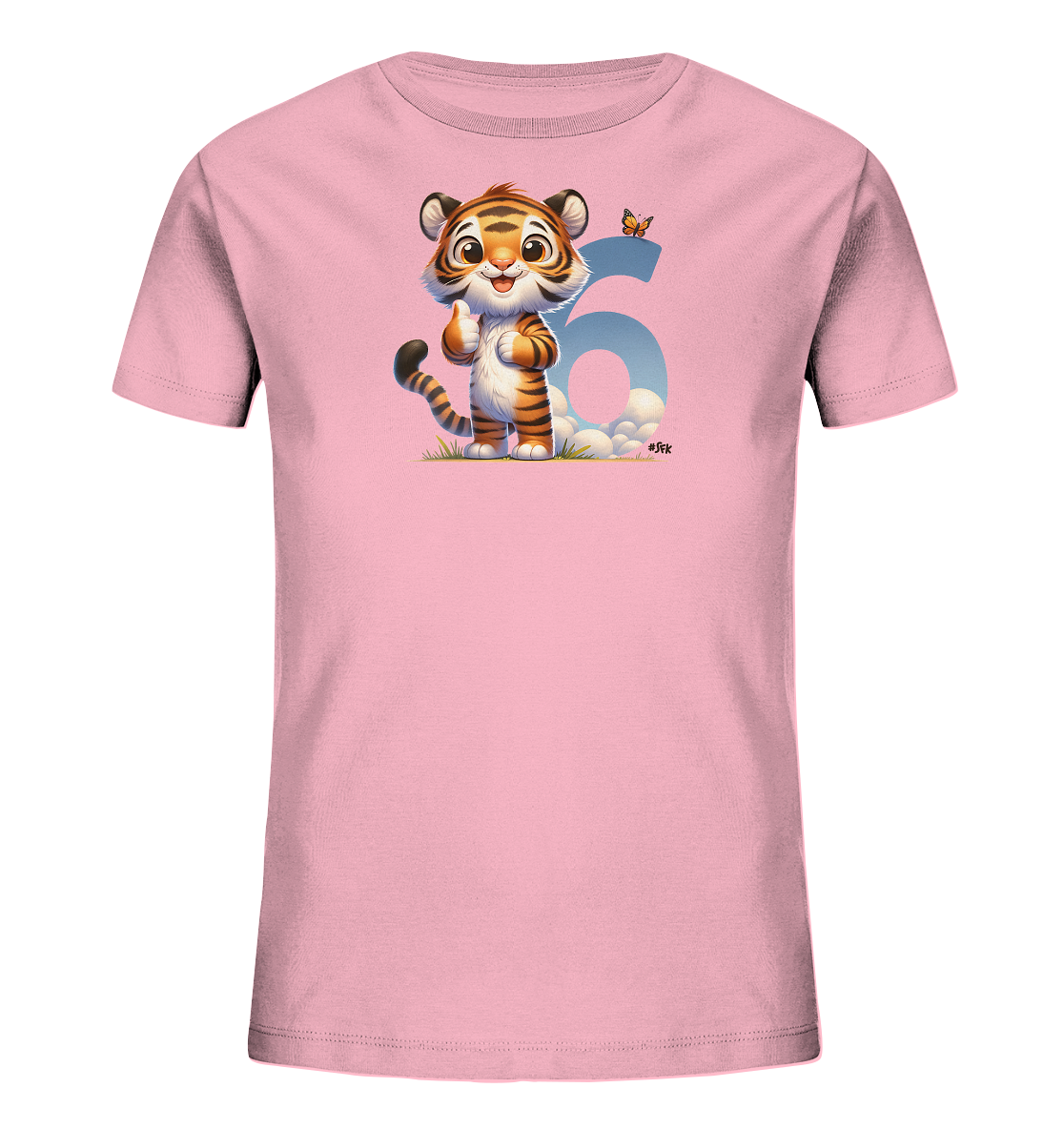 Onlineshop Shirts fuer Kinder - Das Bild zeigt ein rosafarbenes Kinder-T-Shirt mit einer niedlichen Illustration eines laechelnden Tigers. Der Tiger steht vor einer grossen, hellblauen Zahl '6', die mit Wolken gefuellt ist. Ein kleiner orangefarbener Schmetterling fliegt ueber der Zahl. Das Design wirkt froehlich und ist ideal fuer Kinder.
