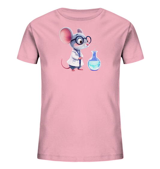 Onlineshop Shirts fuer Kinder - Das Bild zeigt ein hellrosa Kinder-T-Shirt mit einem niedlichen Cartoon-Motiv einer Maus. Die Maus traegt einen weissen Laborkittel und eine Brille und blickt aufmerksam auf eine blaue Fluessigkeit in einem Erlenmeyerkolben. Das Design verleiht dem Shirt einen spielerischen wissenschaftlichen Touch, ideal fuer kleine Entdecker.