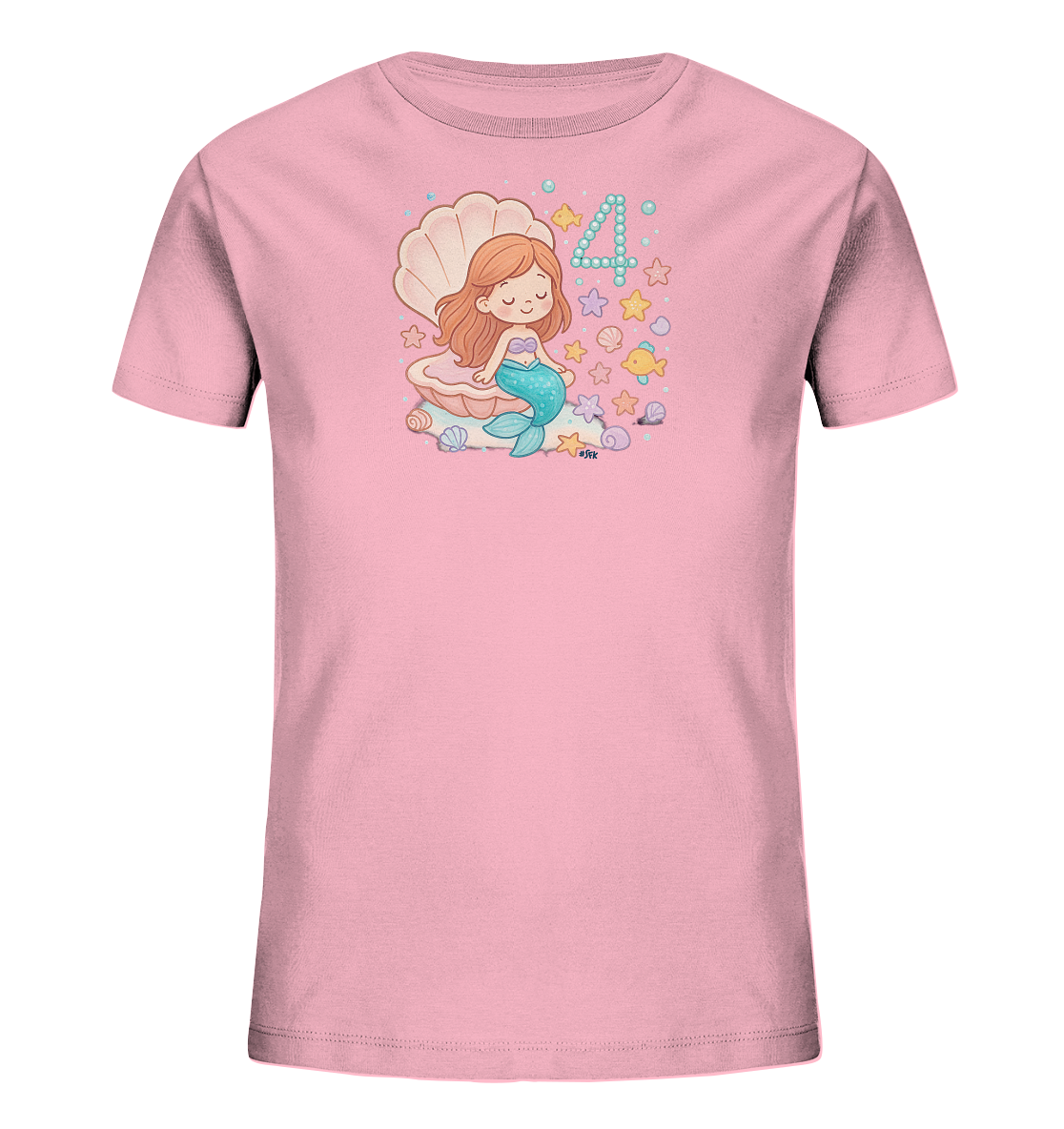 Onlineshop Shirts fuer Kinder - Das Bild zeigt ein rosa T-Shirt mit einem niedlichen Aufdruck einer Meerjungfrau, die in einer Muschel sitzt. Um sie herum sind die Zahl 4, Sterne, Muscheln und ein Fisch zu sehen. Das Motiv ist in sanften Farben gehalten und hat einen verspielten Stil.