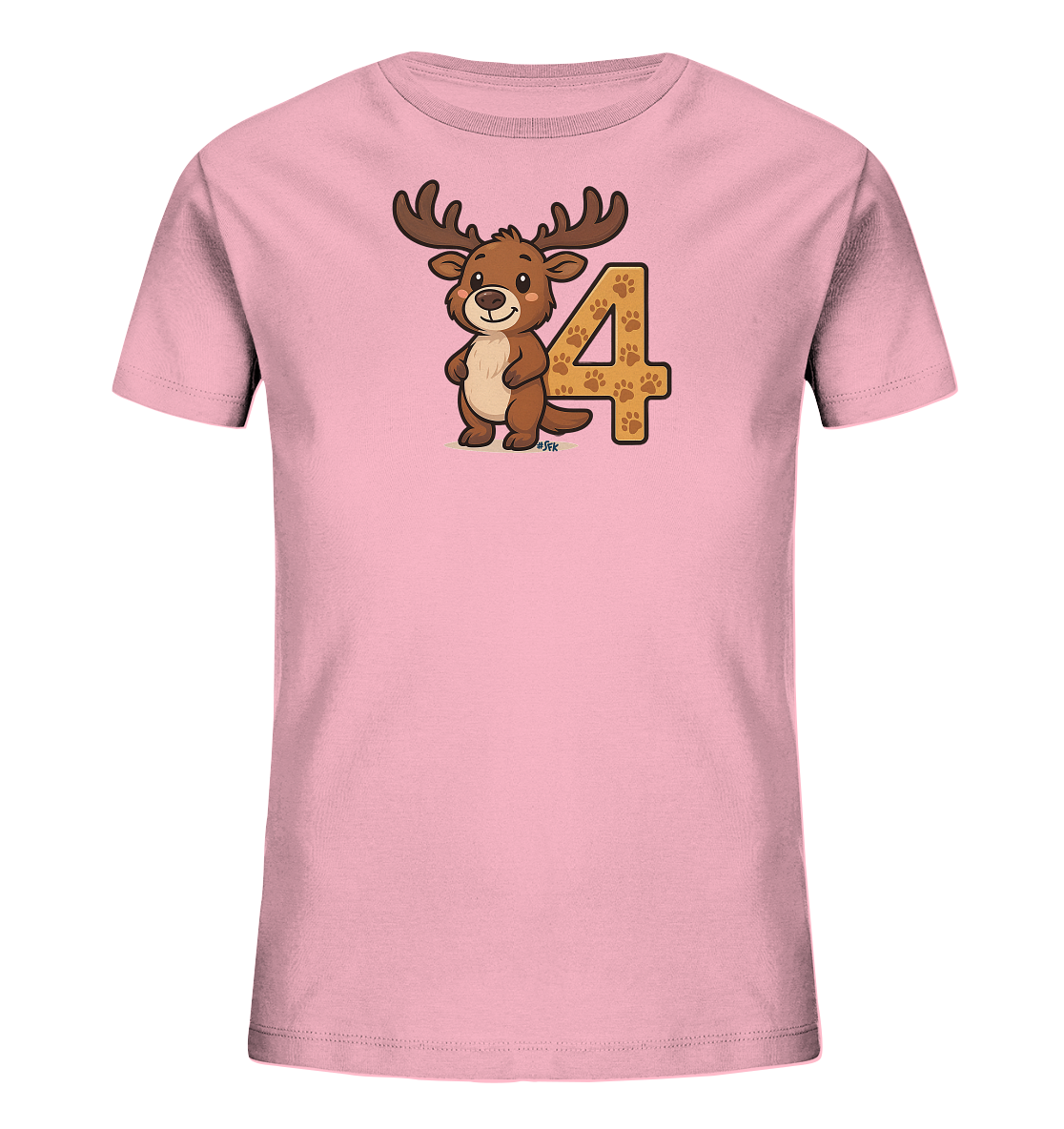Onlineshop Shirts fuer Kinder - Das Bild zeigt ein rosafarbenes Kinder T-Shirt. Auf der Vorderseite ist eine niedliche, cartoonhafte Illustration eines Rehs zu sehen, das neben der Zahl '4' steht. Die Zahl ist auffaellig mit einem Muster aus Pfotenabdruecken gestaltet. Das Motiv wirkt froehlich und passend fuer Kinder.