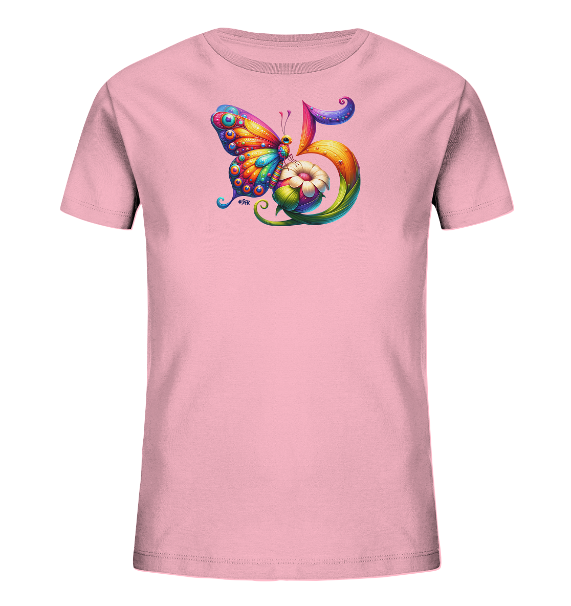 Onlineshop Shirts fuer Kinder - Das Bild zeigt ein hellrosa Kinder-T-Shirt mit einem farbenfrohen Motiv auf der Vorderseite. Im Zentrum der Grafik steht eine kuenstlerisch gestaltete Zahl '5' in Regenbogenfarben. Darauf sitzt ein detailreicher, bunter Schmetterling, ergaenzt durch eine Blume. Das Design ist lebhaft und ansprechend.