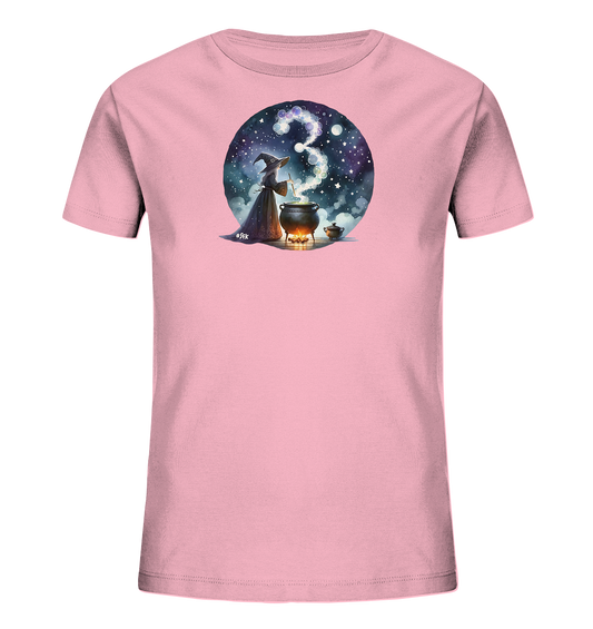 Onlineshop Shirts fuer Kinder - Dieses pinke T-Shirt fuer Kinder zeigt eine Illustration einer Hexe, die ueber einem brodelnden Kessel einen Zaubertrank ruehrt. Der aufsteigende Dampf formt die Zahl Drei. Das Design ist in einem Kreis mit einem sternenklaren Nachthimmel als Hintergrund dargestellt. Es ist ein fantasievolles Motiv, ideal fuer kleine Abenteurer.