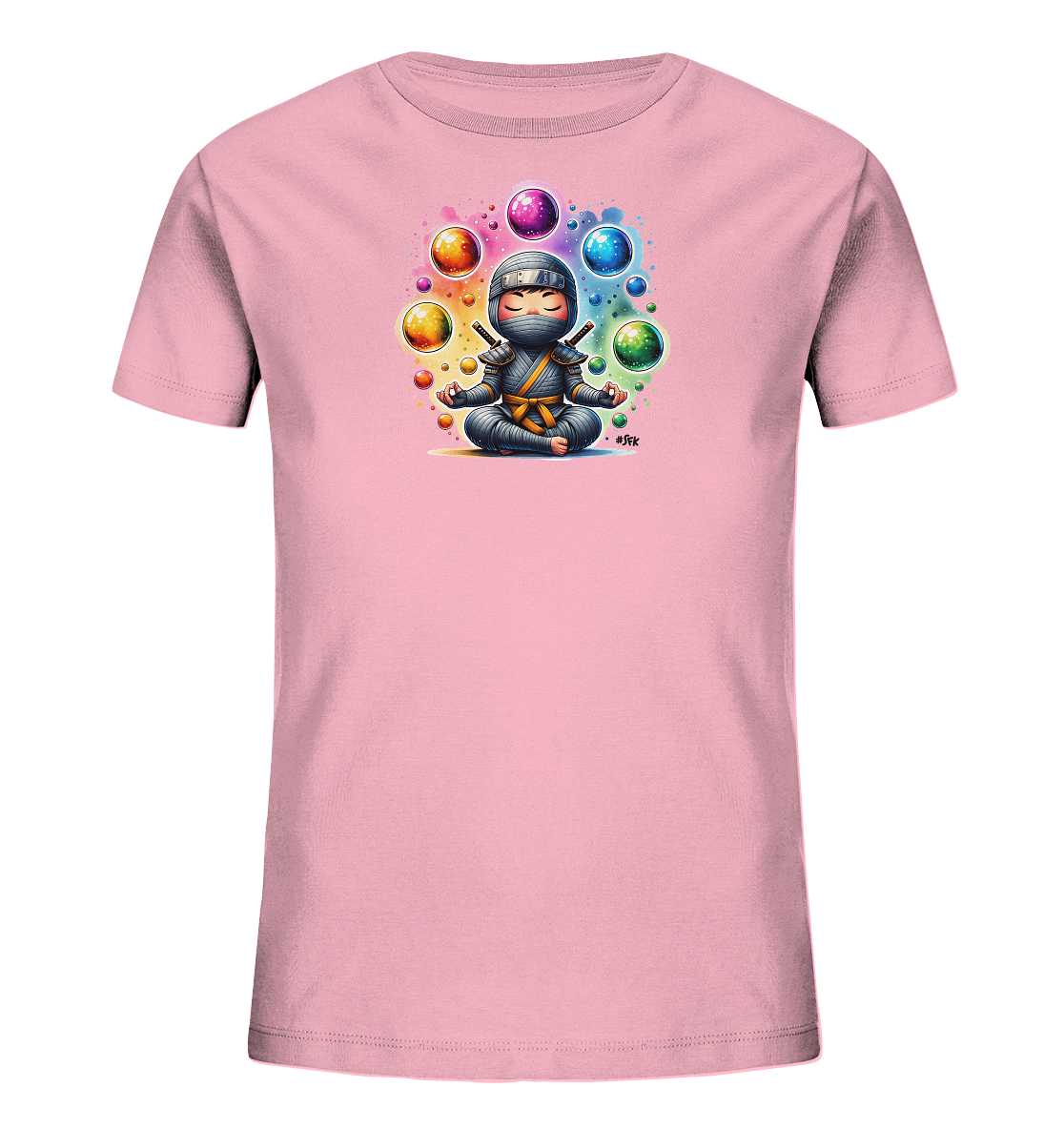 Onlineshop Shirts fuer Kinder - Das Bild zeigt ein hellrosa T-Shirt mit einem suessen Aufdruck eines meditierenden Ninjas. Der Cartoon-Ninja sitzt im Schneidersitz, umgeben von leuchtenden, bunten Kugeln im Aquarellstil. Das Design ist detailreich und strahlt Ruhe sowie Verspieltheit aus.