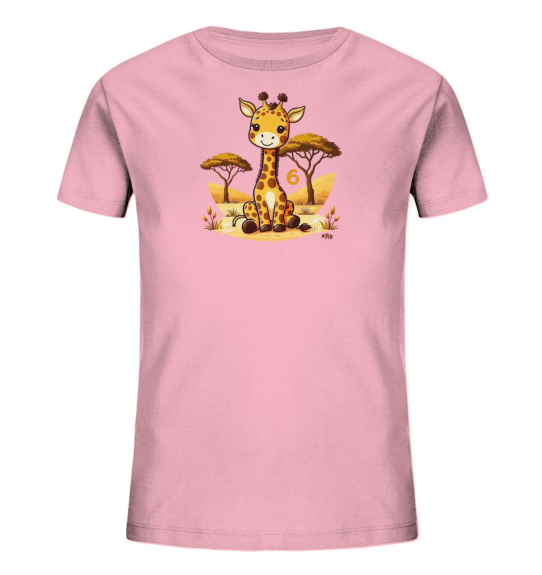 Onlineshop Shirts fuer Kinder - Das Bild zeigt ein pinkes Kinder T-Shirt mit einer farbigen Grafik auf der Vorderseite. Zu sehen ist eine sitzende, laechelnde Cartoon-Giraffe in einer Savannenlandschaft mit Akazienbaeumen. Hinter der Giraffe ist eine grosse orangefarbene Zahl '6' platziert. Das gesamte Motiv ist freundlich und farbenfroh gestaltet.