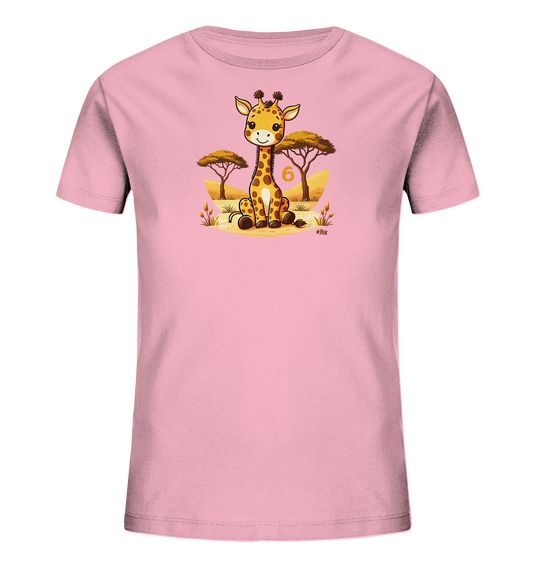 Onlineshop Shirts fuer Kinder - Das Bild zeigt ein pinkes Kinder T-Shirt mit einer farbigen Grafik auf der Vorderseite. Zu sehen ist eine sitzende, laechelnde Cartoon-Giraffe in einer Savannenlandschaft mit Akazienbaeumen. Hinter der Giraffe ist eine grosse orangefarbene Zahl '6' platziert. Das gesamte Motiv ist freundlich und farbenfroh gestaltet.