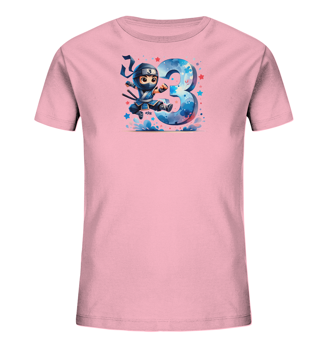 Onlineshop Shirts fuer Kinder - Das Bild zeigt ein rosa T-Shirt fuer Kinder mit einem lebhaften Frontdruck. Der Druck zeigt einen kleinen, blauen Ninja-Charakter, der in Aktion dargestellt ist. Daneben ist die grosse Zahl '3' in blauer, sprudelnder Textur mit Sternchen und Lichteffekten zu sehen. Das Design wirkt dynamisch und ist ideal fuer Kinder, die Dritte Geburtstag feiern.