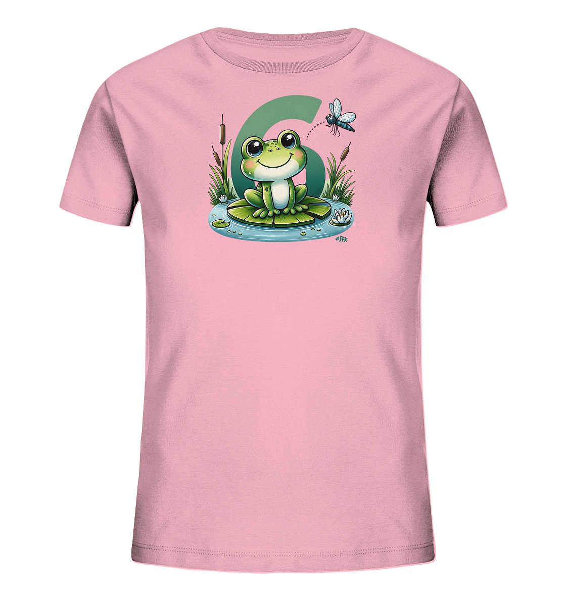 Onlineshop Shirts fuer Kinder - Das Bild zeigt ein hellrosafarbenes Kinder-T-Shirt mit einem niedlichen Froschmotiv. Ein froehlicher Cartoon-Frosch sitzt auf einem Seerosenblatt in einem Teich, umgeben von Schilf. Über dem Frosch fliegt eine Libelle. Im Hintergrund ist eine grosse gruene Zahl sechs zu sehen.