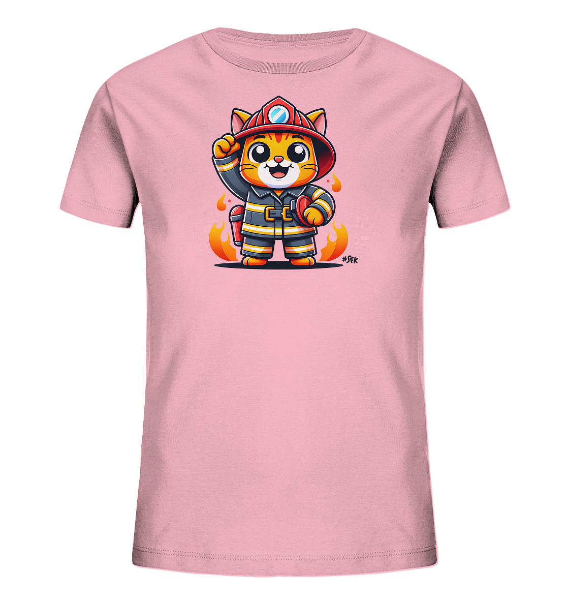 Onlineshop Shirts fuer Kinder - Das Bild zeigt ein hellrosa T-Shirt mit einer Illustration einer suessen Katze in Feuerwehrmontur. Die Katze traegt einen roten Helm und eine dunkle Uniform mit gelben Streifen, haelt einen Schlauch und laechelt. Um die Katze herum sind Flammen in Gelb und Orange dargestellt, was das Motiv lebendig macht. Dieses Design verleiht dem Shirt einen verspielten und abenteuerlichen Charakter.