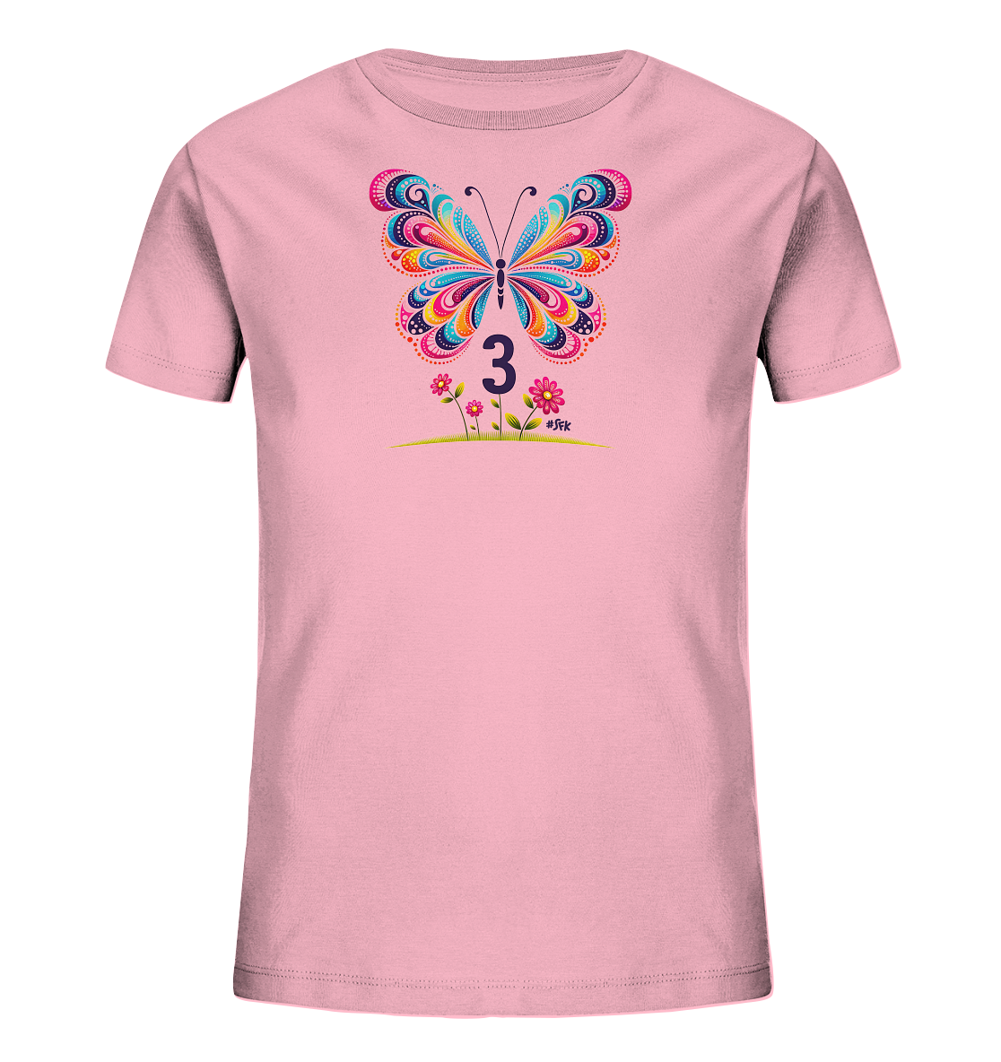 Onlineshop Shirts fuer Kinder - Das Bild zeigt ein rosa T-Shirt fuer Kinder mit einem auffaelligen, bunten Schmetterling auf der Vorderseite. Der Schmetterling besticht durch detailreiche, farbenfrohe Muster auf seinen Fluegeln. Unter dem Schmetterling ist die Zahl '3' platziert, begleitet von stilisierten Blumen und einer gruenen Wiese. Das Design wirkt insgesamt lebhaft und kinderfreundlich.