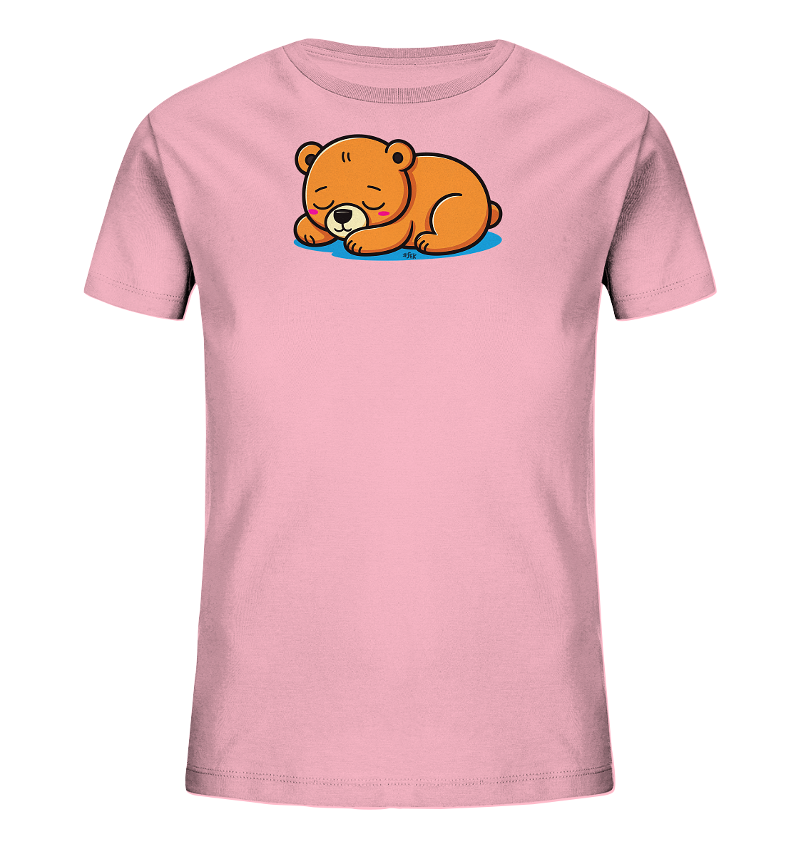 Onlineshop Shirts fuer Kinder - Das Bild zeigt ein rosafarbenes T-Shirt fuer Kinder. Auf der Vorderseite ist ein niedlicher, brauner Baer abgebildet, der schlafend auf einem blauen Untergrund liegt. Der Baer hat geschlossene Augen und rosafarbene Wangen, was ihm ein friedliches Aussehen verleiht. Das Design ist schlicht und verspielt, ideal fuer ein Kinderoutfit.