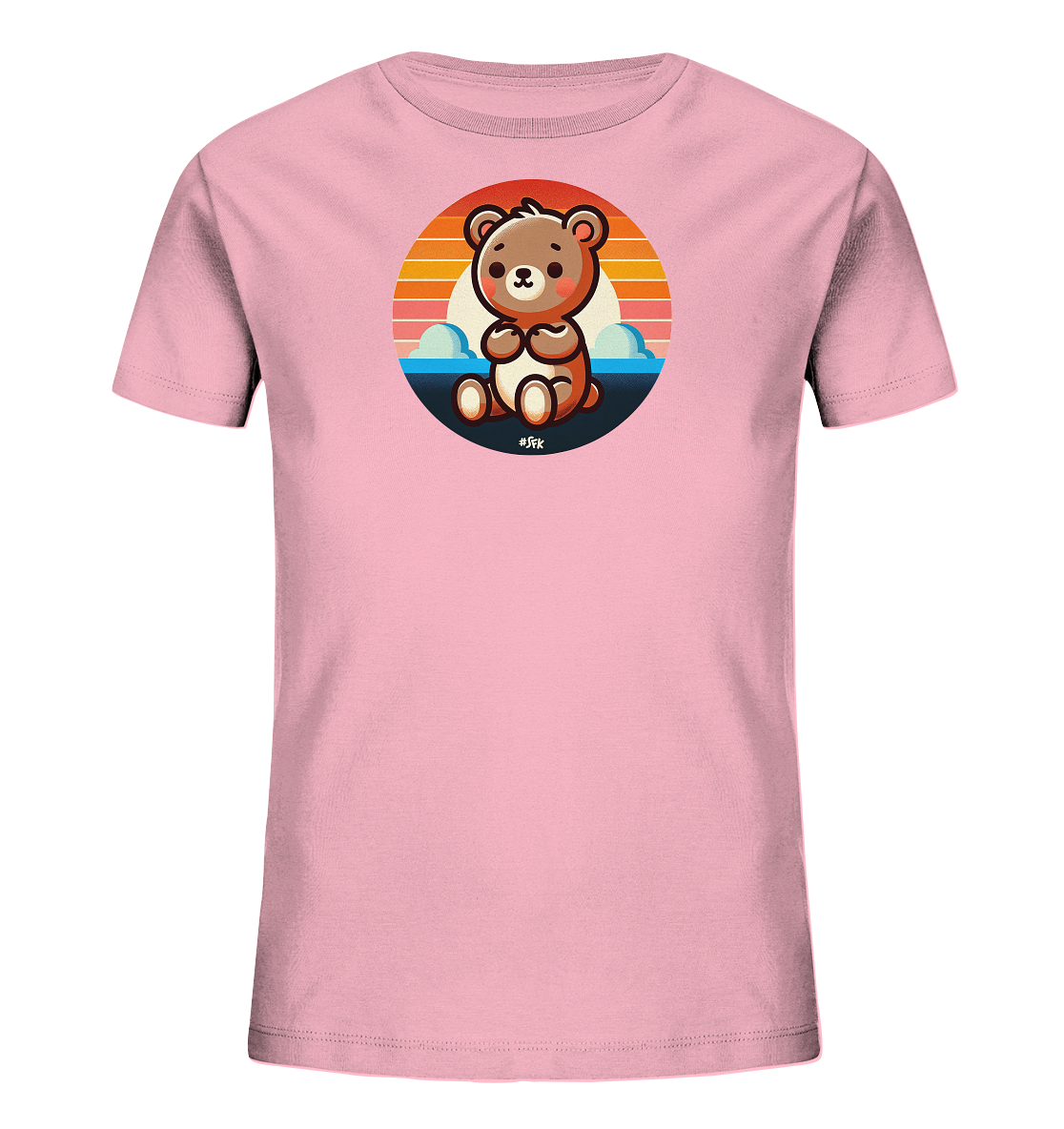 Onlineshop Shirts fuer Kinder - Das Bild zeigt ein hellrosa T-Shirt mit einem runden Aufdruck auf der Vorderseite. Der Aufdruck zeigt einen sitzenden, cartoonhaften Baeren vor einer Landschaft mit Sonnenuntergang, Wasser und Wolken. Der Baer ist braun und hat einen freundlichen Gesichtsausdruck. Das Design ist farbenfroh und niedlich.