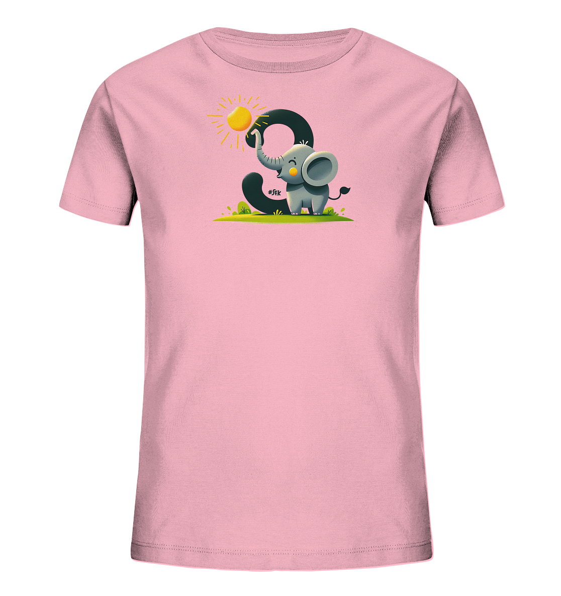 Onlineshop Shirts fuer Kinder - Das Bild zeigt ein rosafarbenes Kinder-T-Shirt mit einem niedlichen Aufdruck auf der Vorderseite. Ein cartoonhafter Elefant steht vor der grossen, dunklen Zahl Drei und streckt seinen Ruessel nach der strahlenden Sonne aus. Die Szene spielt sich auf einer gruenen Wiese mit kleinen Pflanzen ab. Die Grafik ist farbenfroh und verspielt gestaltet.