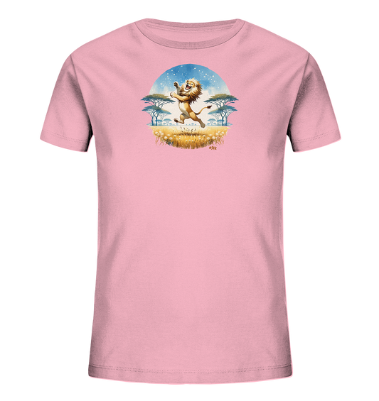 Onlineshop Shirts fuer Kinder - Das Bild zeigt ein rosafarbenes Kinder-T-Shirt mit einem runden Aufdruck. Der Aufdruck stellt einen springenden Loewen in einer afrikanischen Savannenlandschaft dar. Die Szene zeigt einen blauen Himmel, Baeume und gelbes Gras. Das Motiv wirkt froehlich und lebendig.