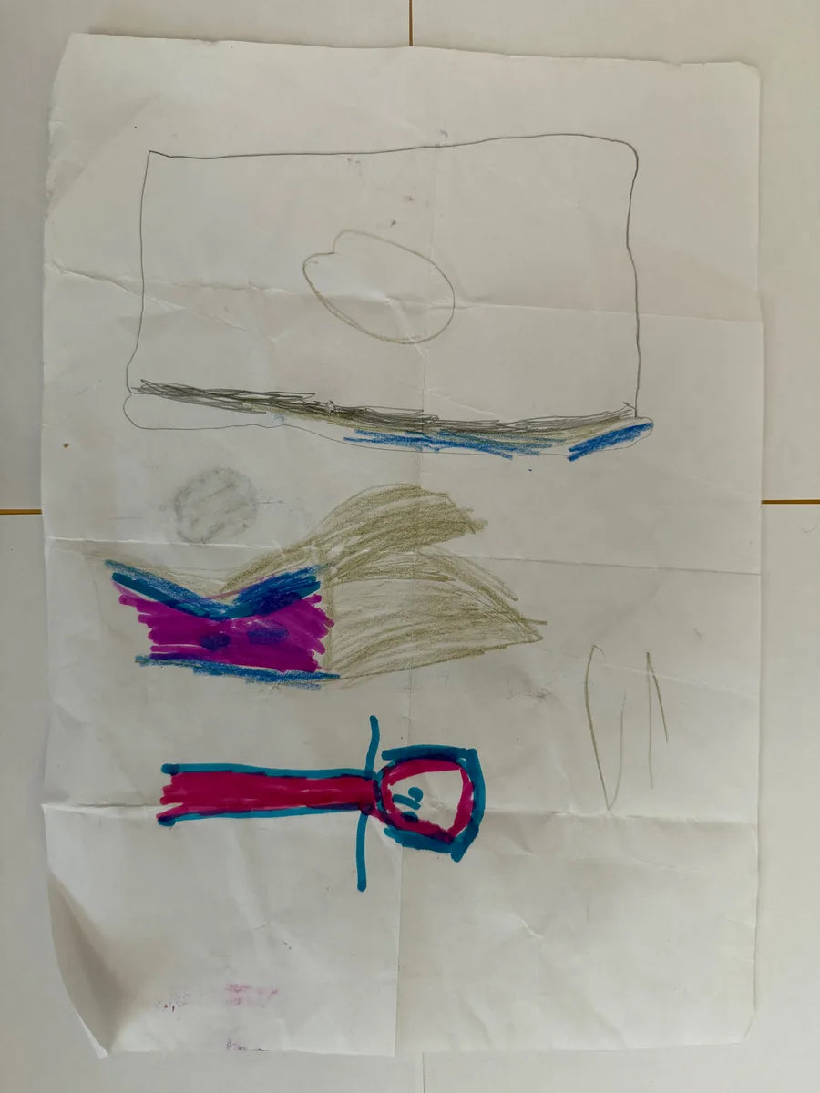 Bunte Kinderzeichnung auf gefaltetem Papier