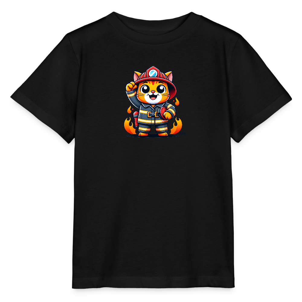 Onlineshop Shirts für Kinder - Das Bild zeigt ein schwarzes T-Shirt mit einem farbenfrohen, cartoonhaften Motiv. Auf der Vorderseite des Shirts ist eine Katze im Feuerwehranzug abgebildet, die mit einer Hand einen hervorstehenden Arm hebt. Die Katze trägt einen Feuerwehrhelm mit einem blauen Licht und steht vor einer flammenden Kulisse. Der charakteristische Feuerwehranzug ist mit gelben und roten Streifen verziert, was das Gesamtbild lebhaft und ansprechend macht.