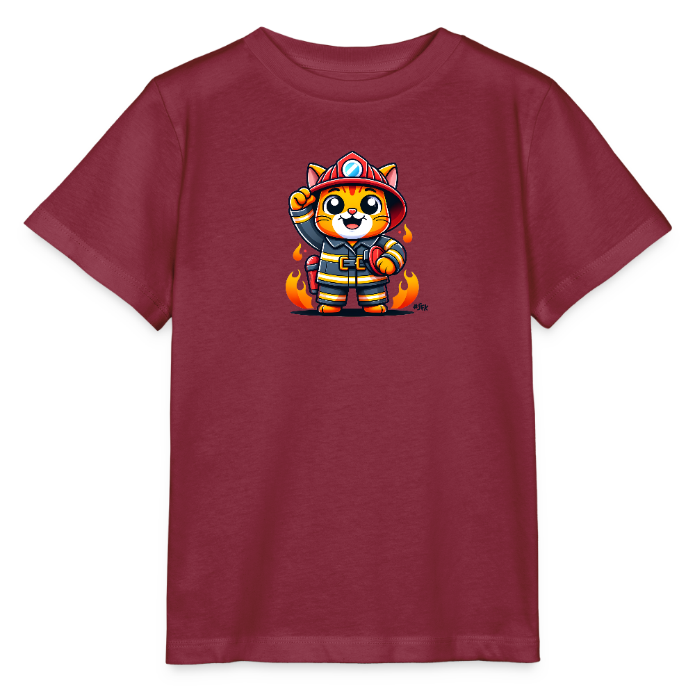 Onlineshop Shirts für Kinder - Das Bild zeigt ein T-Shirt in einem roten Farbton. Auf der Vorderseite des Shirts ist ein niedliches, cartoonartiges Bild einer Feuerwehrkatze zu sehen, die mit einer Hand winkt. Die Katze trägt eine Feuerwehruniform und einen Helm, während Flammen im Hintergrund leuchten. Das Design kombiniert lebendige Farben und verspielt Details, um eine fröhliche und ansprechende Darstellung zu bieten.