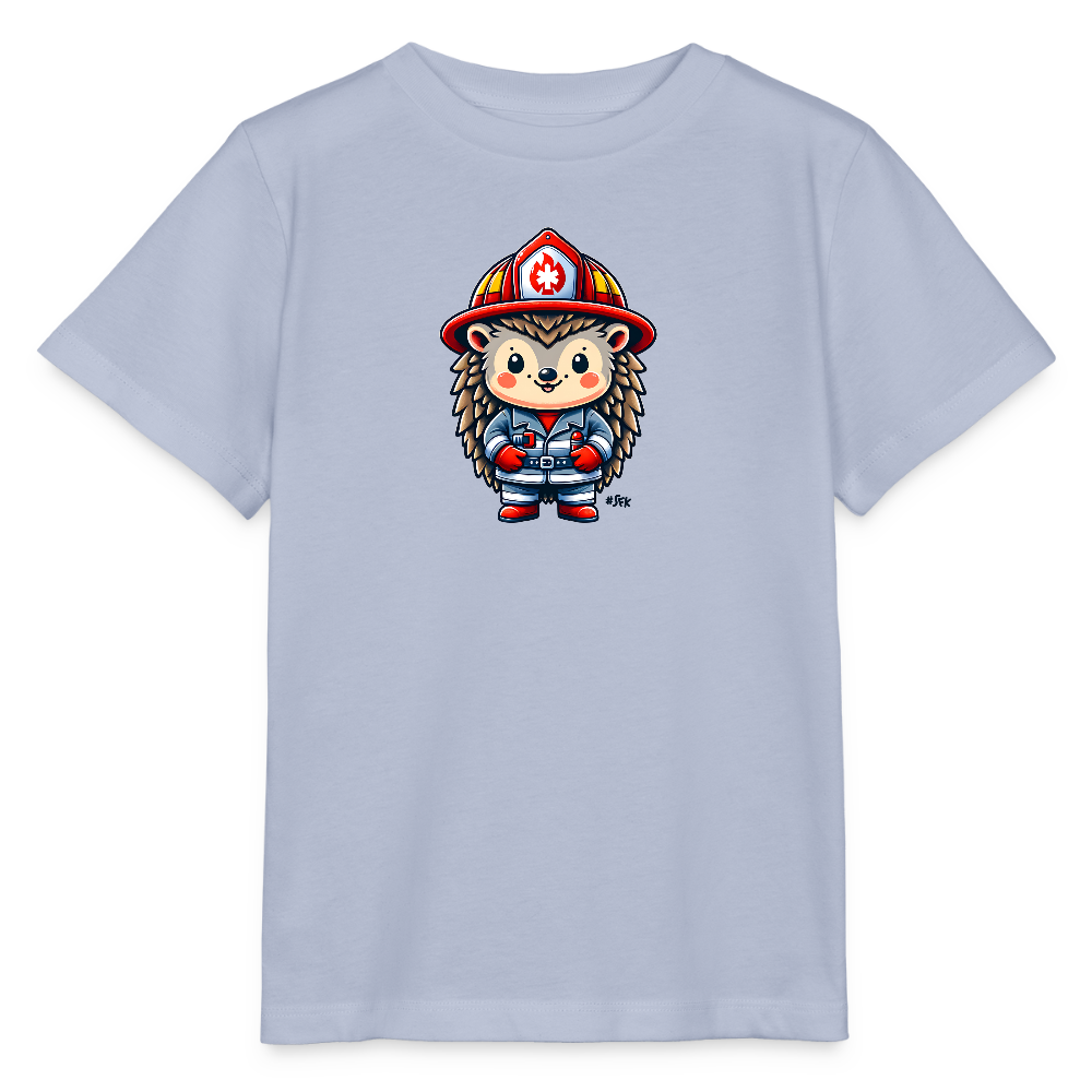 Onlineshop Shirts für Kinder - Das Bild zeigt ein hellblaues T-Shirt mit einem niedlichen, cartoonhaften Igel in Feuerwehrmontur. Der Igel trägt einen roten Feuerwehrhelm mit einem weißen Abzeichen und hat eine detaillierte Gesichtszüge, die Freundlichkeit ausstrahlen. Seine Kleidung ist blau mit roten Handschuhen und er steht in einer positiven Pose. Der Hintergrund des T-Shirts ist einfarbig hellblau, was den Fokus auf die verspielte Grafik lenkt.