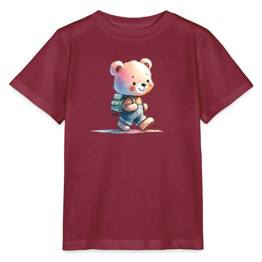 Onlineshop Shirts für Kinder - Das Bild zeigt ein rotes T-Shirt mit einem bildhaften Druck eines niedlichen Bären. Der Bär trägt einen Rucksack und zieht in einem fröhlichen, gangbarem Schritt durch die Landschaft. Mit einem sanften Gesichtsausdruck und rosafarbenen Wangen strahlt der Bär eine verspielte Freundlichkeit aus. Das T-Shirt bietet eine jugendliche und lebhafte Ästhetik, die für Kinder ansprechend ist.