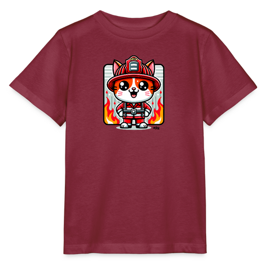 Onlineshop Shirts für Kinder - Das Bild zeigt ein rotes Kinder-T-Shirt mit einem verspielten Design eines Feuerwehr-Kätzchens. Die Katze trägt einen typischen Feuerwehrhelm und eine rote Uniform, die mit einem Gürtel akzentuiert ist. Hinter der Katze sind stilisierte Flammen in warmen Farben abgebildet, die eine dynamische Kulisse schaffen. Die Gesamtgestaltung wirkt freundlich und ansprechend für Kinder, ideal für kleine Feuerwehr-Fans.