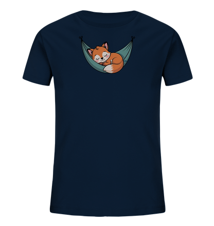 Onlineshop Shirts fuer Kinder - Das Bild zeigt ein dunkelblaues Kinder-T-Shirt mit einem niedlichen Cartoon-Motiv auf der Vorderseite. Ein kleiner, orangefarbener Fuchs schlaeft friedlich eingerollt in einer gruenen Haengematte. Das Design wirkt beruhigend und verspielt, ideal fuer Kinder.
