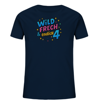 Onlineshop Shirts fuer Kinder - Dieses dunkelblaue Kinder-T-Shirt zeigt eine lebendige Grafik zum 4. Geburtstag. Der Aufdruck kombiniert die Worte "WILD", "FRECH" und "& endlich" mit einer grossen, farbigen "4". Sterne und Blitzelemente umgeben das Design und verleihen ihm eine dynamische Optik. Die bunten Schriftfarben stechen auf dem dunklen Stoff hervor.