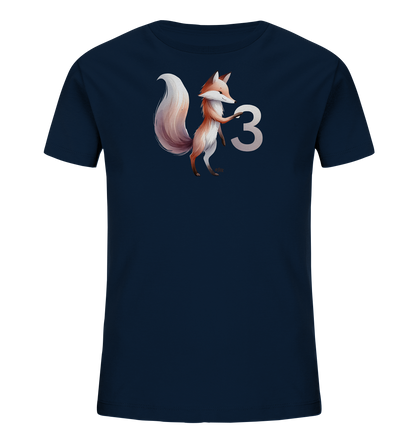 Onlineshop Shirts fuer Kinder - Das Bild zeigt ein dunkelblaues T-Shirt fuer Kinder mit einem aufgedruckten Motiv. Zu sehen ist ein niedlicher Fuchs, der aufrecht steht und die grosse Zahl Drei in den Pfoten haelt. Der Fuchs ist in warmen Braun- und Orangetoenen gemalt und hat einen langen, buschigen Schwanz. Das Design wirkt verspielt und kindgerecht.